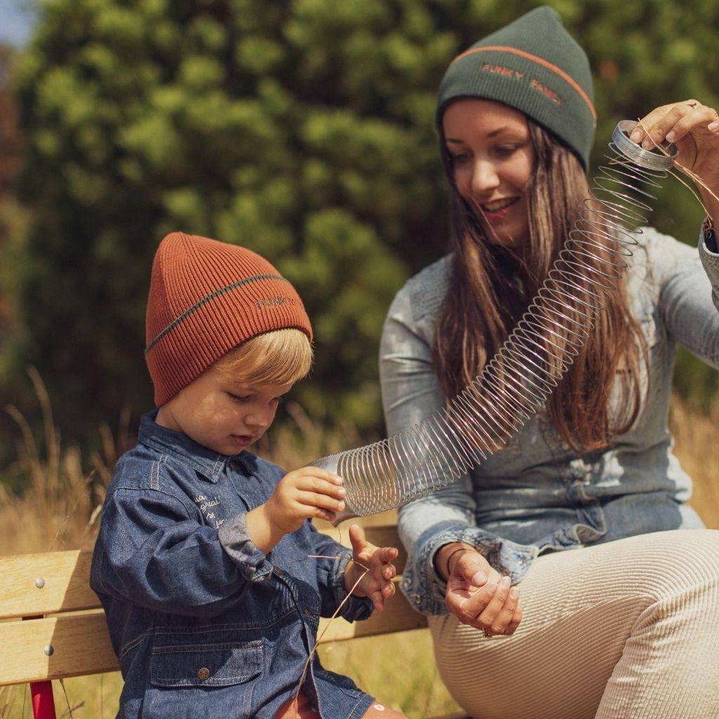 bonnet-bebe-enfant-maman-papa-chamaye-broderie-funky-family-duo-parent-enfant-cadeau-pere-fils-look-mere-fille-idee-fete-des-meres-cadeau-famille-noel