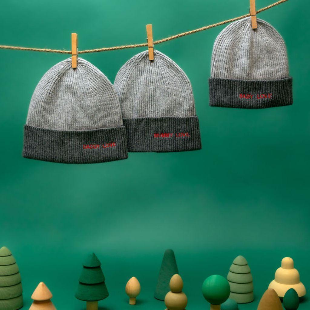 bonnet-bebe-enfant-papa-maman-chamaye-assorti-parent-enfant-bonnet-papa-fils-cadeau-fete-des-peres-bonnet-mere-fille-cadeau-naissance-maman-bebe-matchy-matchy-cadeau-original-famille-broderie-baby-love-cadeau-famille-cadeau-jeune-maman-maternite-cadeau-jeune-papa-original