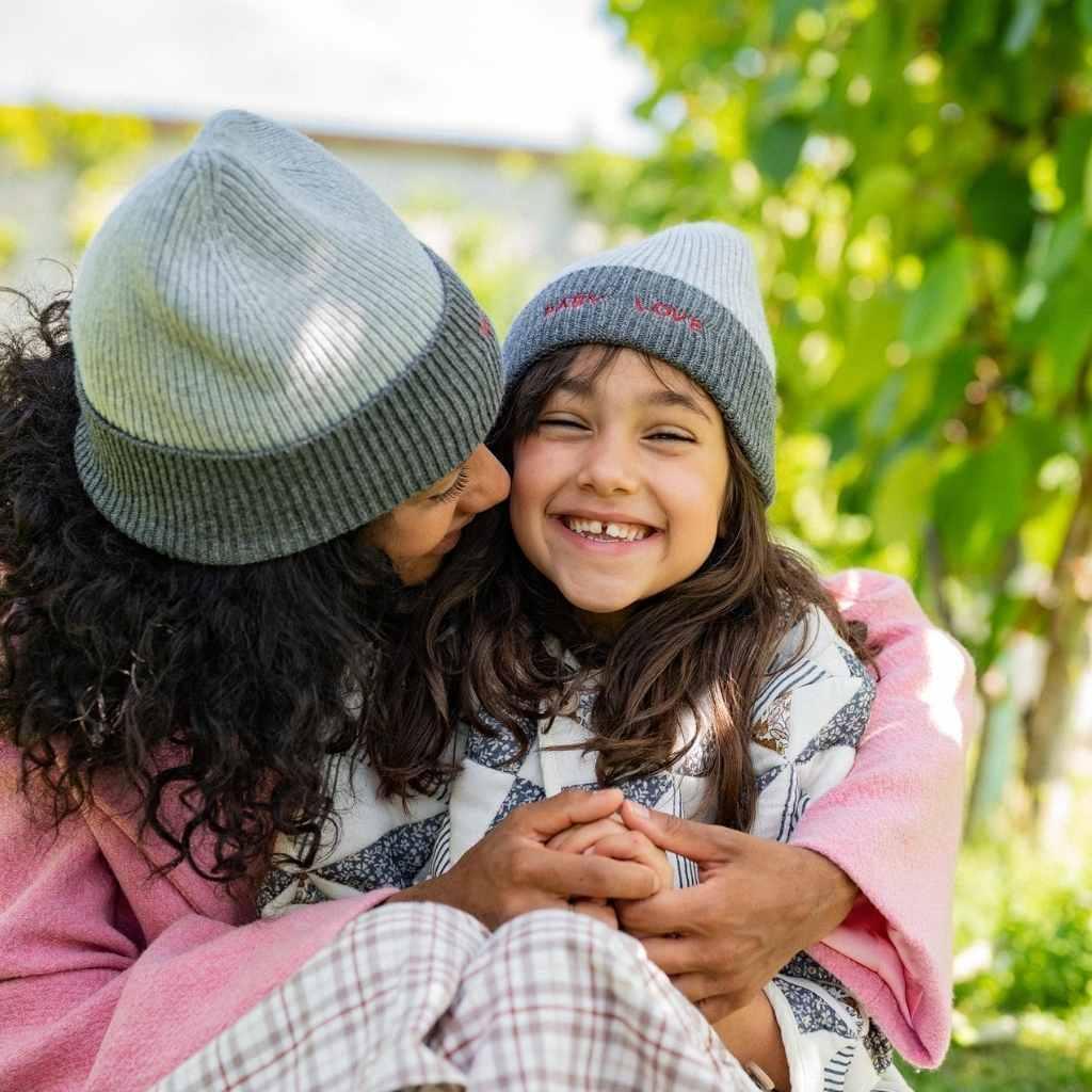 bonnet-bebe-enfant-papa-maman-chamaye-assorti-parent-enfant-bonnet-papa-fils-cadeau-fete-des-peres-bonnet-mere-fille-cadeau-naissance-maman-bebe-matchy-matchy-cadeau-original-famille-broderie-daddy-love-cadeau-jeune-papa-cadeau-jeune-maman-maternite-original-protection-froid-bebe-hiver-cadeau-famille