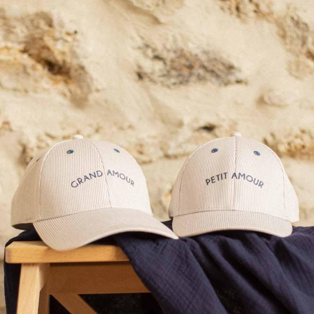 casquette-bebe-enfant-chamaye-assorti-parent-enfant-casquette-papa-fils-cadeau-fete-des-peres-casquette-mere-fille-cadeau-naissance-maman-bebe-matchy-matchy-cadeau-original-famille-broderie-petit-amour-caquette-personnalisable-broderie-rigolote-pour-bebe-enfant-cadeau-de-naissance-personnalisable