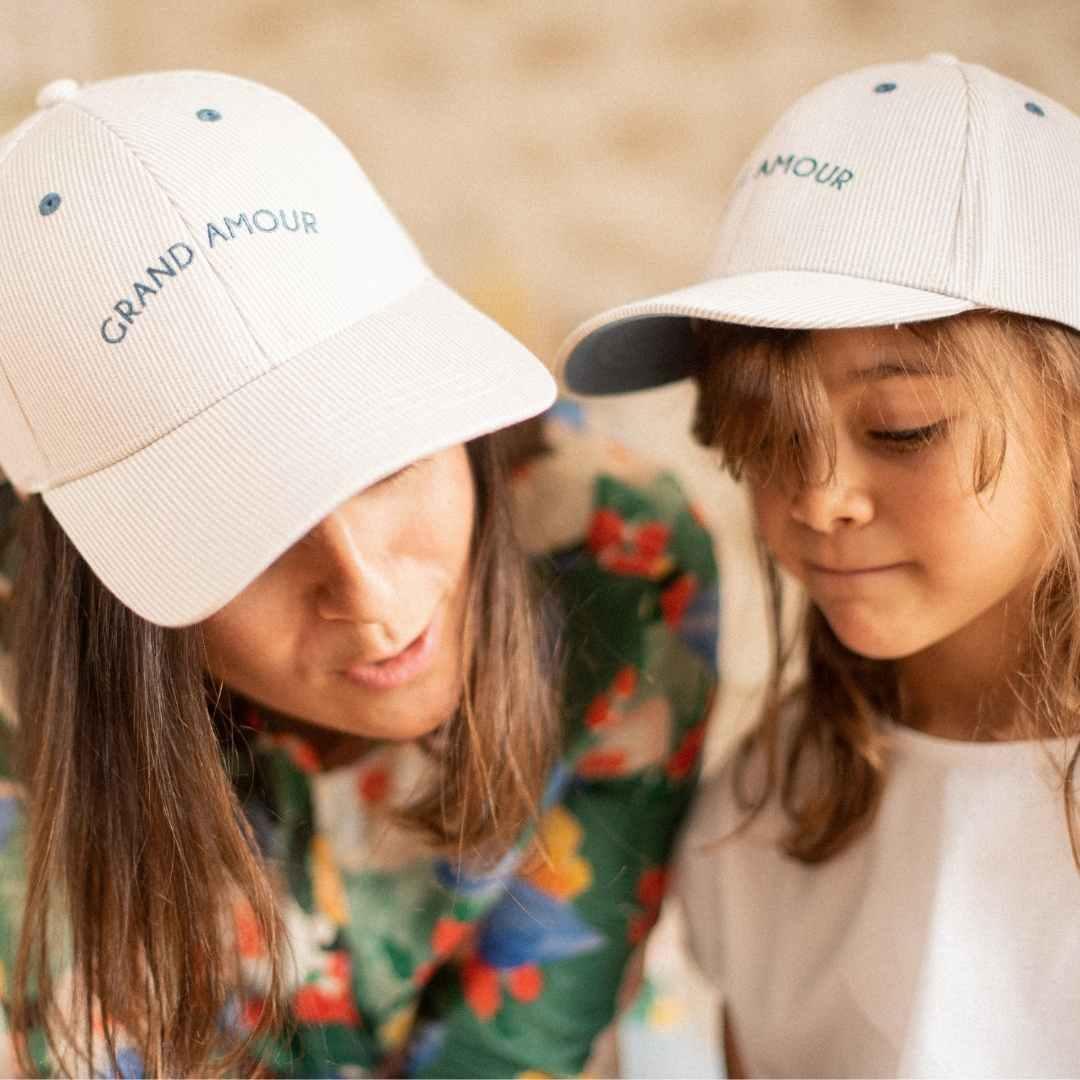 casquette-bebe-enfant-papa-maman-chamaye-assorti-parent-enfant-casquette-papa-fils-cadeau-fete-des-peres-casquette-mere-fille-cadeau-naissance-maman-bebe-matchy-matchy-cadeau-original-famille-broderie-petit-amour-grand-amour-casquette-personnalisable-matchy-matchy-cadeau-famille