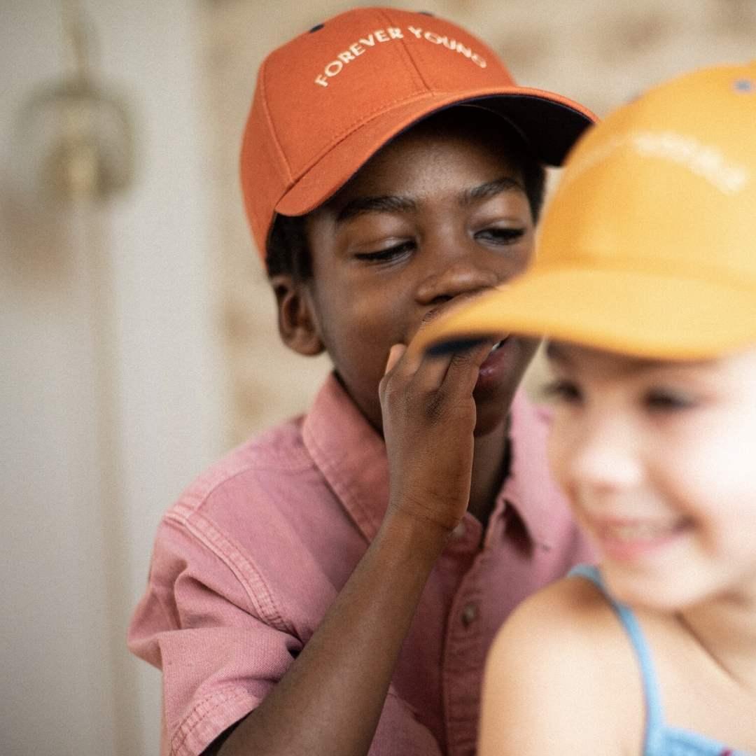 casquette-bebe-enfant-chamaye-assorti-parent-enfant-casquette-papa-fils-cadeau-fete-des-peres-casquette-mere-fille-cadeau-naissance-maman-bebe-matchy-matchy-cadeau-original-famille-broderie-forever-young