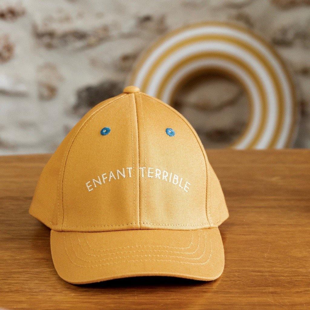 casquette-bebe-enfant-chamaye-duo-parent-enfant-broderie-enfant-terrible-taille-bebe-couleur-moutarde-protection-solaire-bebe-ete-chamaye-cadeau-de-naissance-papa-maman-bebe