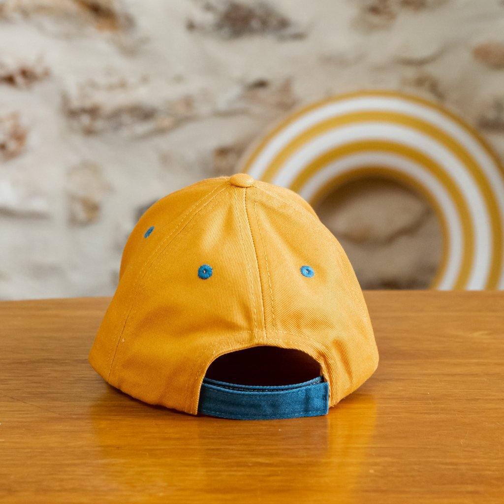 casquette-bebe-enfant-chamaye-duo-parent-enfant-broderie-enfant-terrible-taille-bebe-couleur-moutarde-protection-solaire-bebe-ete-chamaye-cadeau-de-naissance-papa-maman-bebe