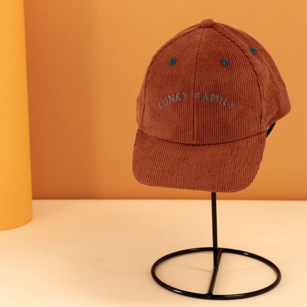 casquette-famille-chamaye-broderie-funky-family-idee-cadeau-parent-enfant-chapeau-hiver-bebe-cadeau-famille-noel-chamaye-casquette-velours-matchy-matchy-look-mere-fille
