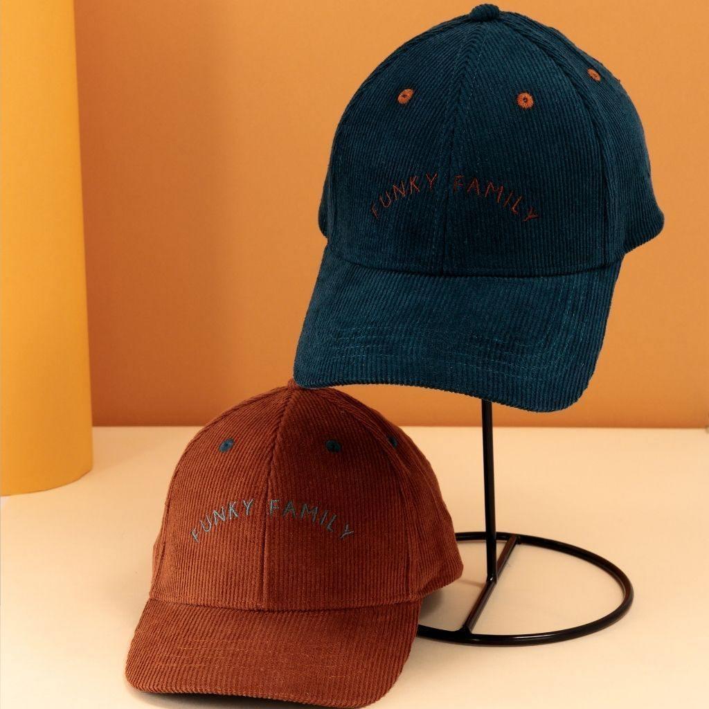 casquette-famille-chamaye-broderie-funky-family-idee-cadeau-parent-enfant-chapeau-hiver-bebe-idee-cadeau-parent-enfant-noel-chamaye