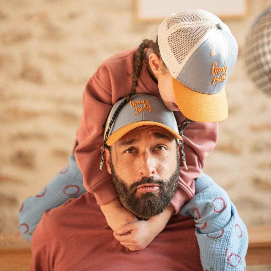 casquette-bebe-enfant-chamaye-casquette-trucker-filet-assorti-parent-enfant-casquette-papa-fils-cadeau-fete-des-peres-casquette-mere-fille-cadeau-naissance-maman-bebe-matchy-matchy-cadeau-original-famille-broderie-groovy-baby