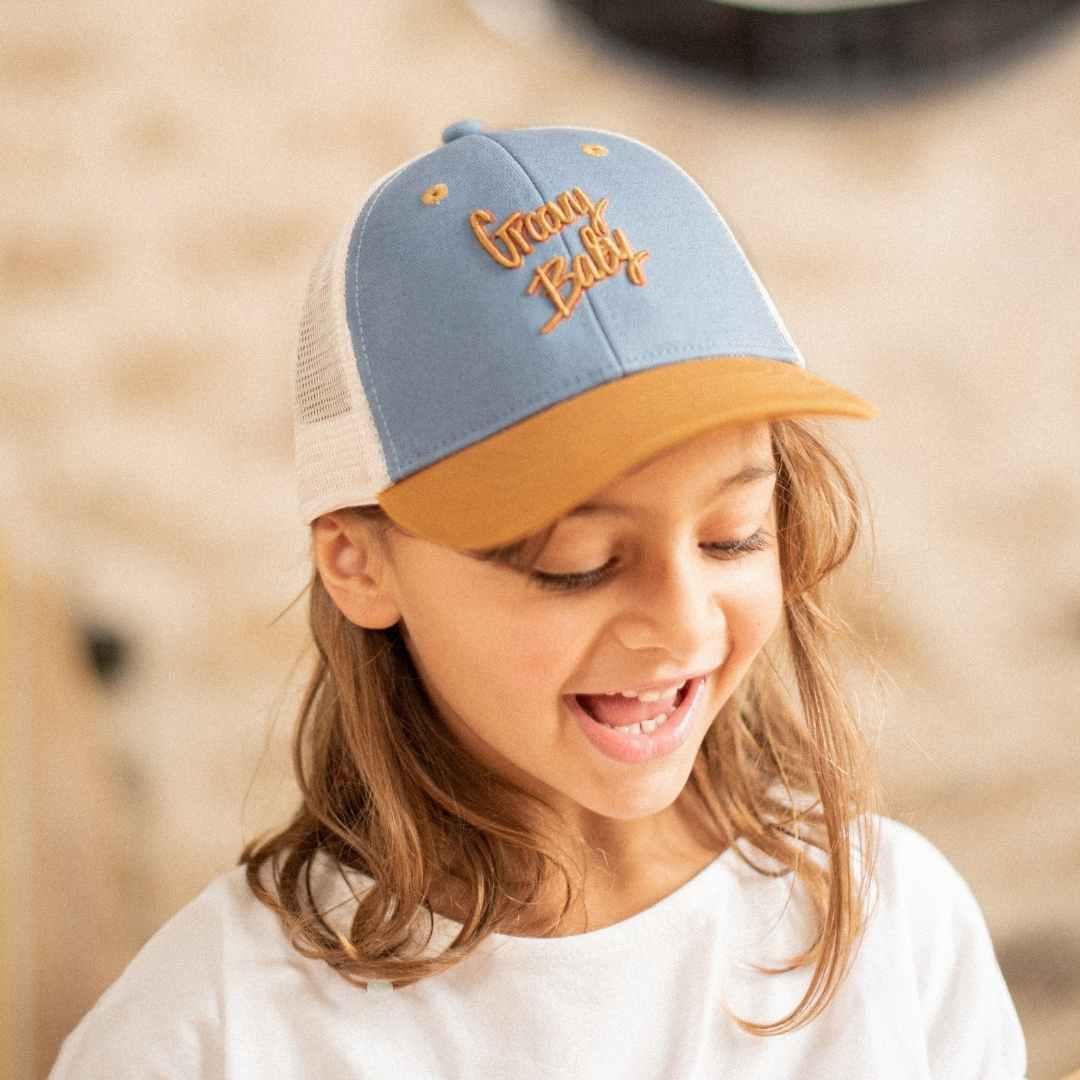 casquette-bebe-enfant-chamaye-casquette-trucker-filet-assorti-parent-enfant-casquette-papa-fils-cadeau-fete-des-peres-casquette-mere-fille-cadeau-naissance-maman-bebe-matchy-matchy-cadeau-original-famille-broderie-groovy-baby