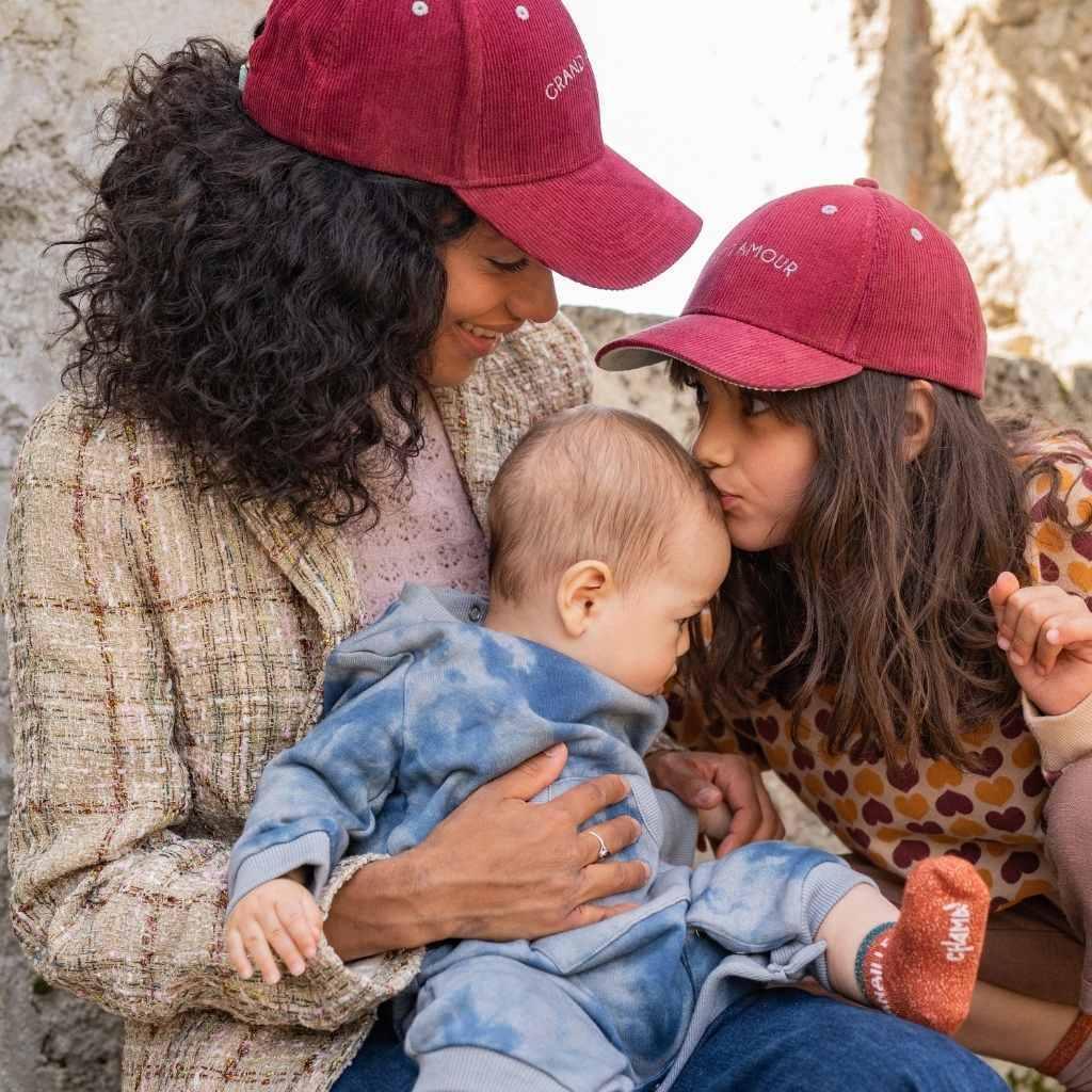 casquette-bebe-enfant-parent-chamaye-assorti-papa-maman-enfant-casquette-papa-fils-cadeau-fete-des-peres-casquette-mere-fille-cadeau-naissance-maman-bebe-cadeau-original-famille-casquette-personnalisable-broderie-cosmic-girl-cadeau-jeune-maman-maternite-cadeau-naissance-original-jeune-parent-casquette-fille-rose-velours-cotele