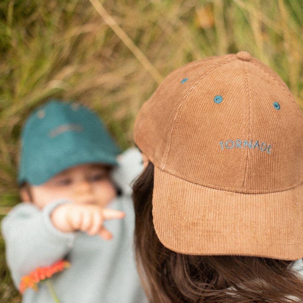 casquette-famille-chamaye-broderie-tornade-idee-cadeau-parent-enfant-chapeau-hiver-bebe-idee-cadeau-parent-enfant-noel-chamaye