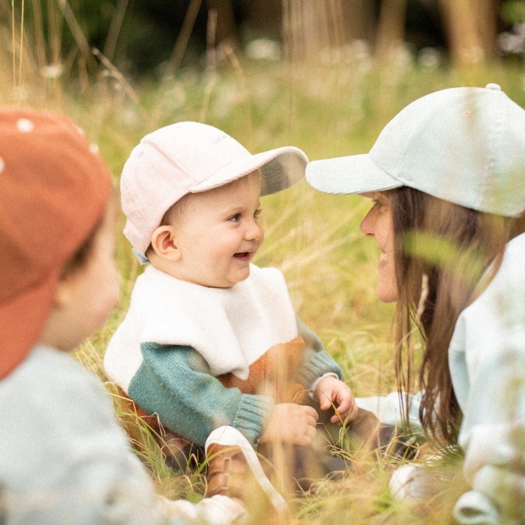 casquette-famille-chamaye-broderie-phenomene-idee-cadeau-parent-enfant-chapeau-hiver-bebe-cadeau-famille-noel-chamaye-casquette-velours-matchy-matchy-look-mere-fille