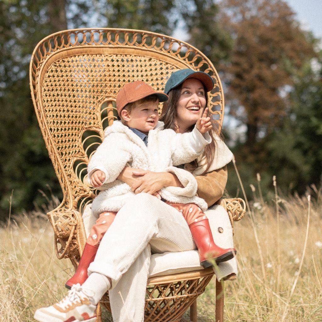 casquette-famille-chamaye-broderie-funky-family-idee-cadeau-parent-enfant-chapeau-hiver-bebe-cadeau-famille-noel-chamaye-casquette-velours-matchy-matchy-look-mere-fille