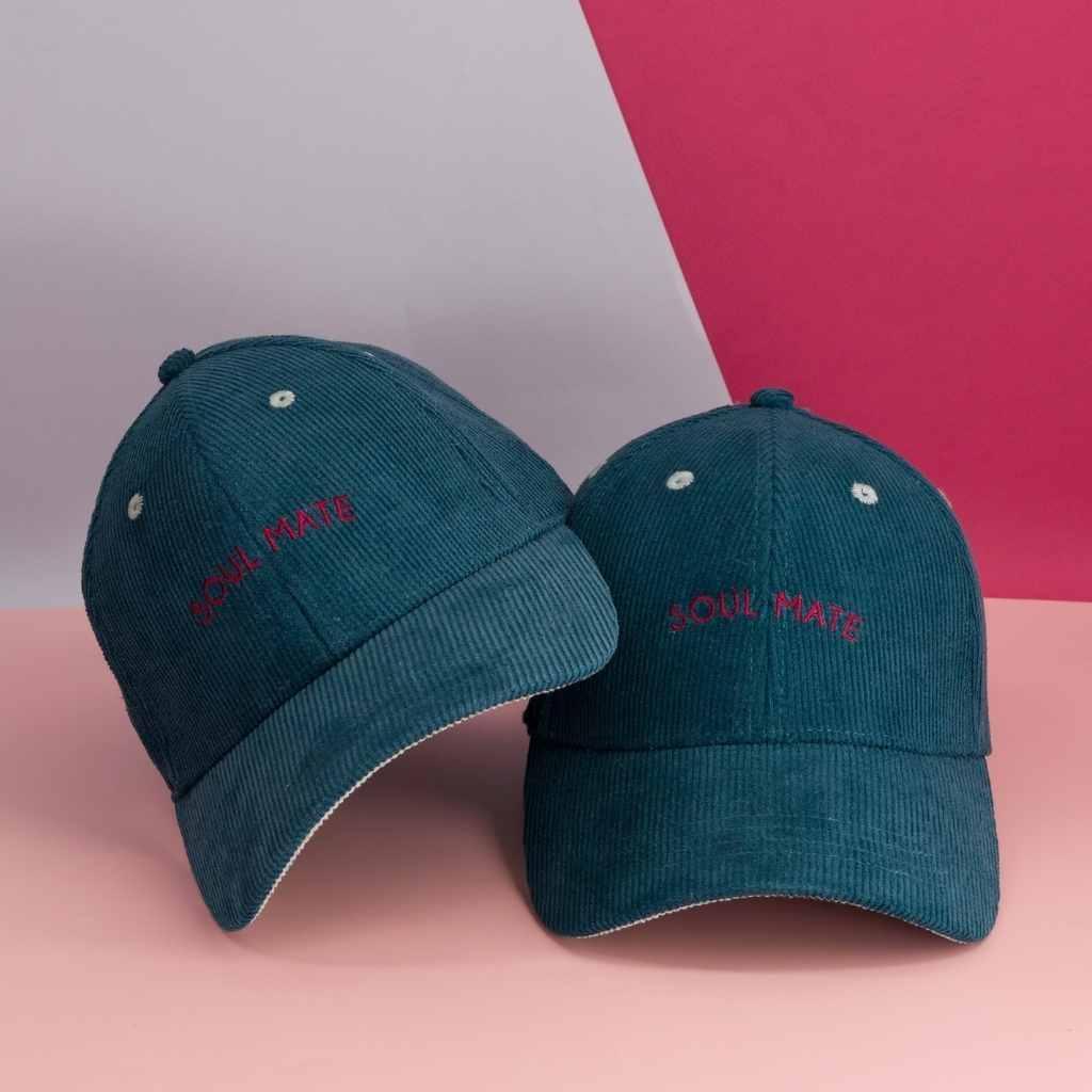 casquette-bebe-enfant-parent-chamaye-assorti-papa-maman-enfant-casquette-papa-fils-cadeau-fete-des-peres-casquette-mere-fille-cadeau-naissance-maman-bebe-cadeau-original-famille-casquette-personnalisable-broderie-soul-mate-cadeau-jeune-parent-cadeau-original-jeune-maman-maternite-cadeau-parent-parisien-casquette-velours-matchy-matchy