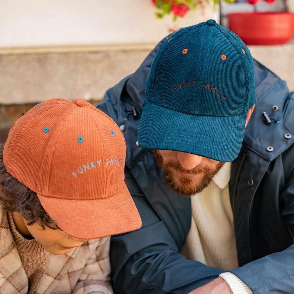 casquette-bebe-enfant-parent-chamaye-assorti-papa-maman--enfant-casquette-papa-fils-cadeau-fete-des-peres-casquette-mere-fille-cadeau-naissance-maman-bebe-matchy-matchy-cadeau-original-famille-broderie-funky-family-casquette-personnalisable-velours-cotele-pour-happy-families