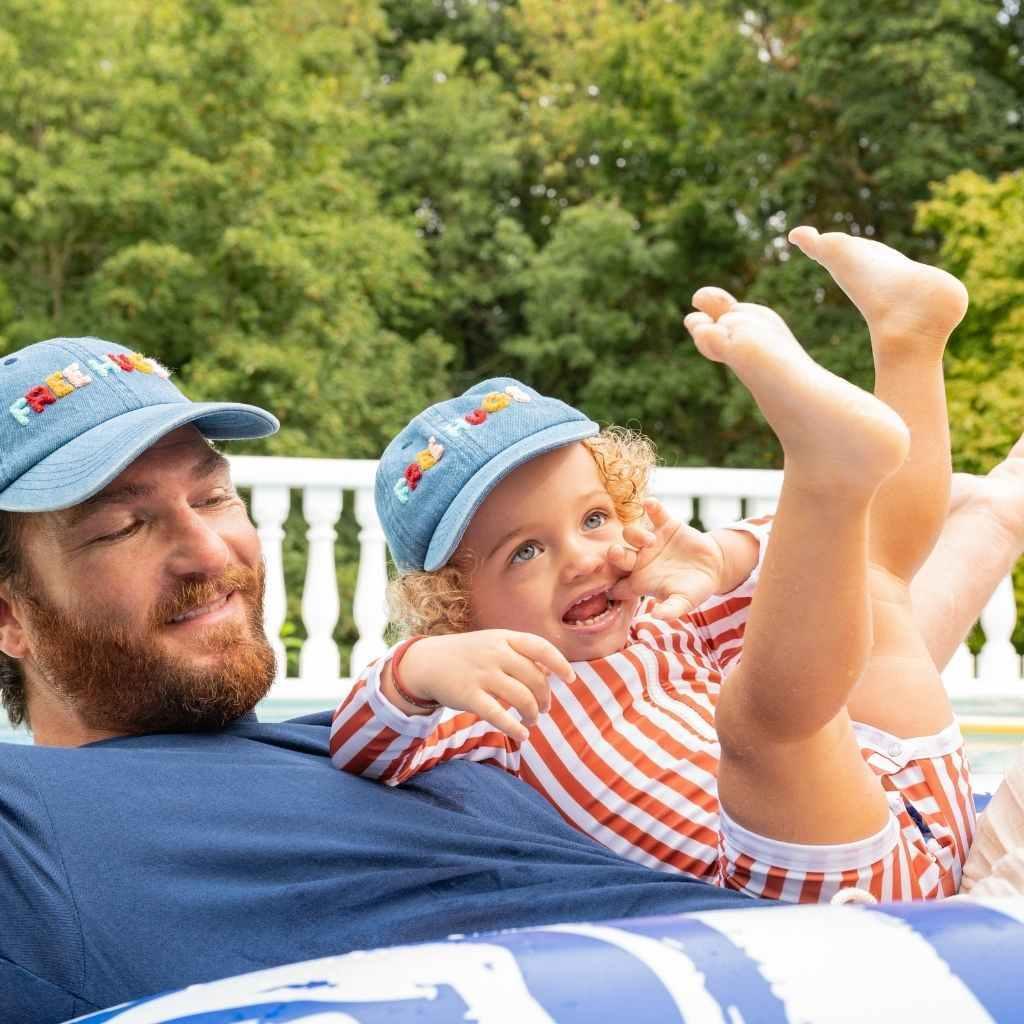 casquette-bebe-enfant-parent-chamaye-assorti-papa-maman-enfant-casquette-papa-fils-cadeau-fete-des-peres-casquette-mere-fille-cadeau-naissance-maman-bebe-cadeau-original-famille-matchy-matchy-chapeau-soleil-anti-uv-bebe-casquette-garcon-personnalisable-casquette-fille-broderie-free-hugs