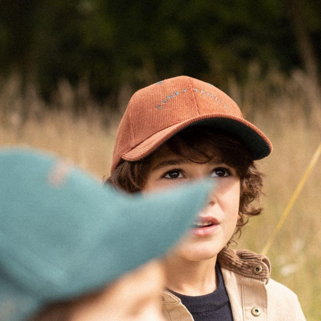 casquette-famille-chamaye-broderie-funky-family-idee-cadeau-parent-enfant-chapeau-hiver-bebe-cadeau-famille-noel-chamaye-casquette-velours-matchy-matchy-look-mere-fille