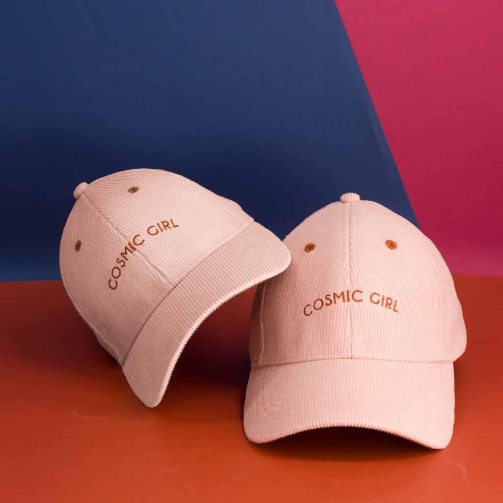 casquette-bebe-enfant-parent-chamaye-assorti-papa-maman-enfant-casquette-papa-fils-cadeau-fete-des-peres-casquette-mere-fille-cadeau-naissance-maman-bebe-cadeau-original-famille-casquette-personnalisable-broderie-cosmic-girl-cadeau-jeune-maman-maternite-cadeau-naissance-original-jeune-parent-casquette-fille-rose-velours-cotele