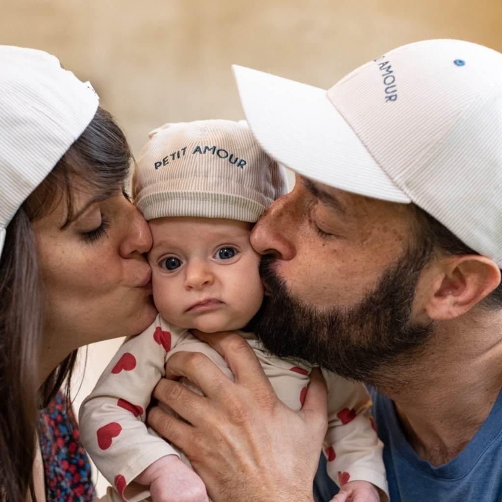 chapeau-soleil-anti-uv-bebe-proteger-nouveau-ne-soleil-casquette-bebe-enfant-parent-chamaye-assorti-papa-maman-enfant-casquette-papa-fils-cadeau-fete-des-peres-casquette-mere-fille-cadeau-naissance-maman-bebe-cadeau-original-famille-matchy-matchy-chapeau-soleil-anti-uv-bebe-casquette-garcon-personnalisable-casquette-fille-broderie-petit-amour