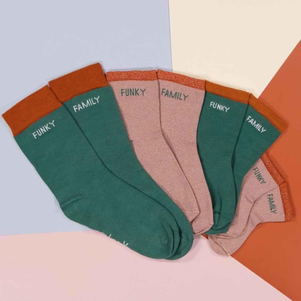 chaussettes-parent-enfant-chamaye-chaussettes-bebe-enfant-coffret-cadeau-naissance-cadeau-mere-fille-idee-cadeau-original-fete-des-peres-chaussettes-broderie-duo-parent-enfant-personnalisable-cadeau-famille-broderie-funky-family-cadeau-famille