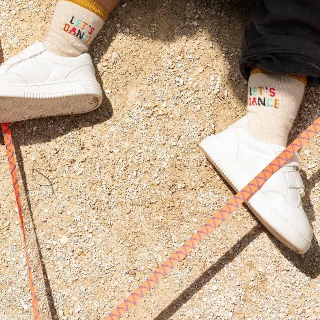 chaussettes-mere-fille-parent-enfant-chamaye-chaussettes-bebe-enfant-coffret-cadeau-naissance-cadeau-mere-fille-idee-cadeau-original-fete-des-peres-chaussettes-broderie-duo-parent-enfant-personnalisable-cadeau-famille-broderie-cosmic-girl-assorti-casquette-maman-fille-cadeau-fete-des-meres