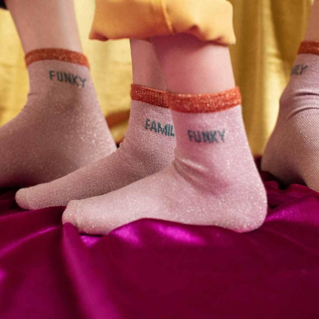 chaussettes-paillettes-parent-enfant-chamaye-chaussettes-bebe-enfant-coffret-cadeau-naissance-cadeau-mere-fille-idee-cadeau-original-fete-des-peres-chaussettes-broderie-duo-parent-enfant-personnalisable-cadeau-famille-broderie-funky-family-cadeau-famille