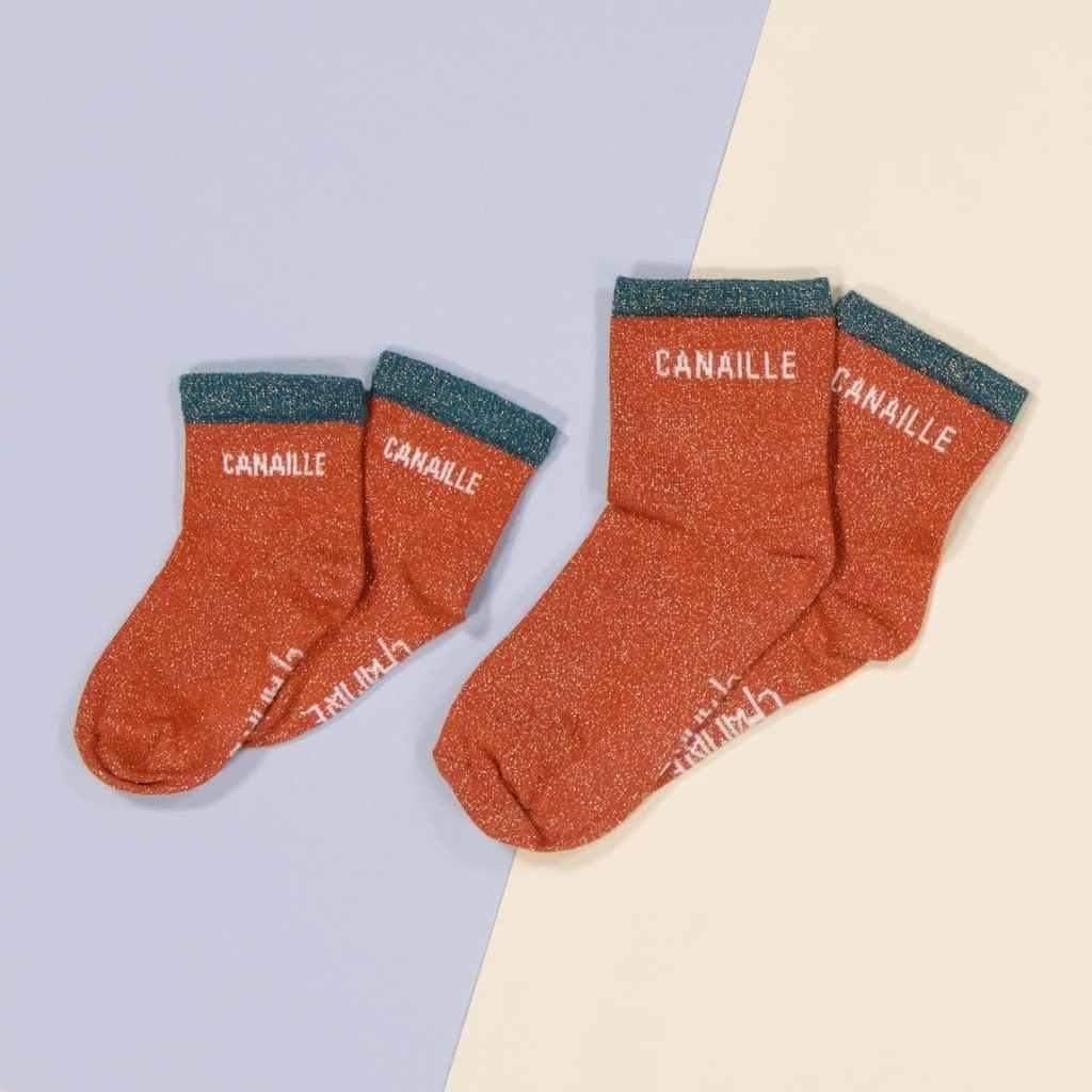 chaussettes-paillettes-parent-enfant-chamaye-chaussettes-bebe-enfant-coffret-cadeau-naissance-cadeau-mere-fille-idee-cadeau-original-fete-des-peres-chaussettes-broderie-duo-parent-enfant-personnalisable-cadeau-famille-broderie-canaille-cadeau-famille