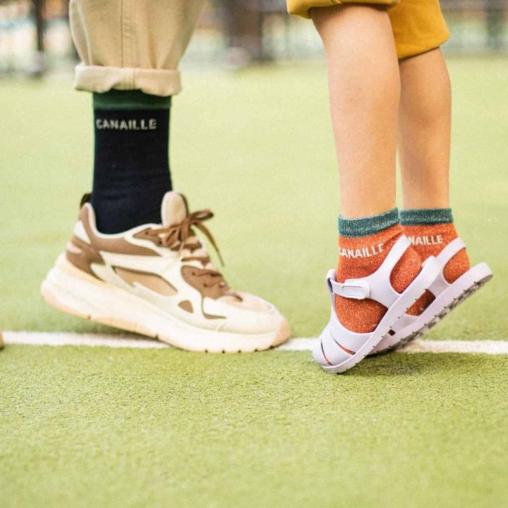 chaussettes-paillettes-parent-enfant-chamaye-chaussettes-bebe-enfant-coffret-cadeau-naissance-cadeau-mere-fille-idee-cadeau-original-fete-des-peres-chaussettes-broderie-duo-parent-enfant-personnalisable-cadeau-famille-broderie-canaille-cadeau-famille