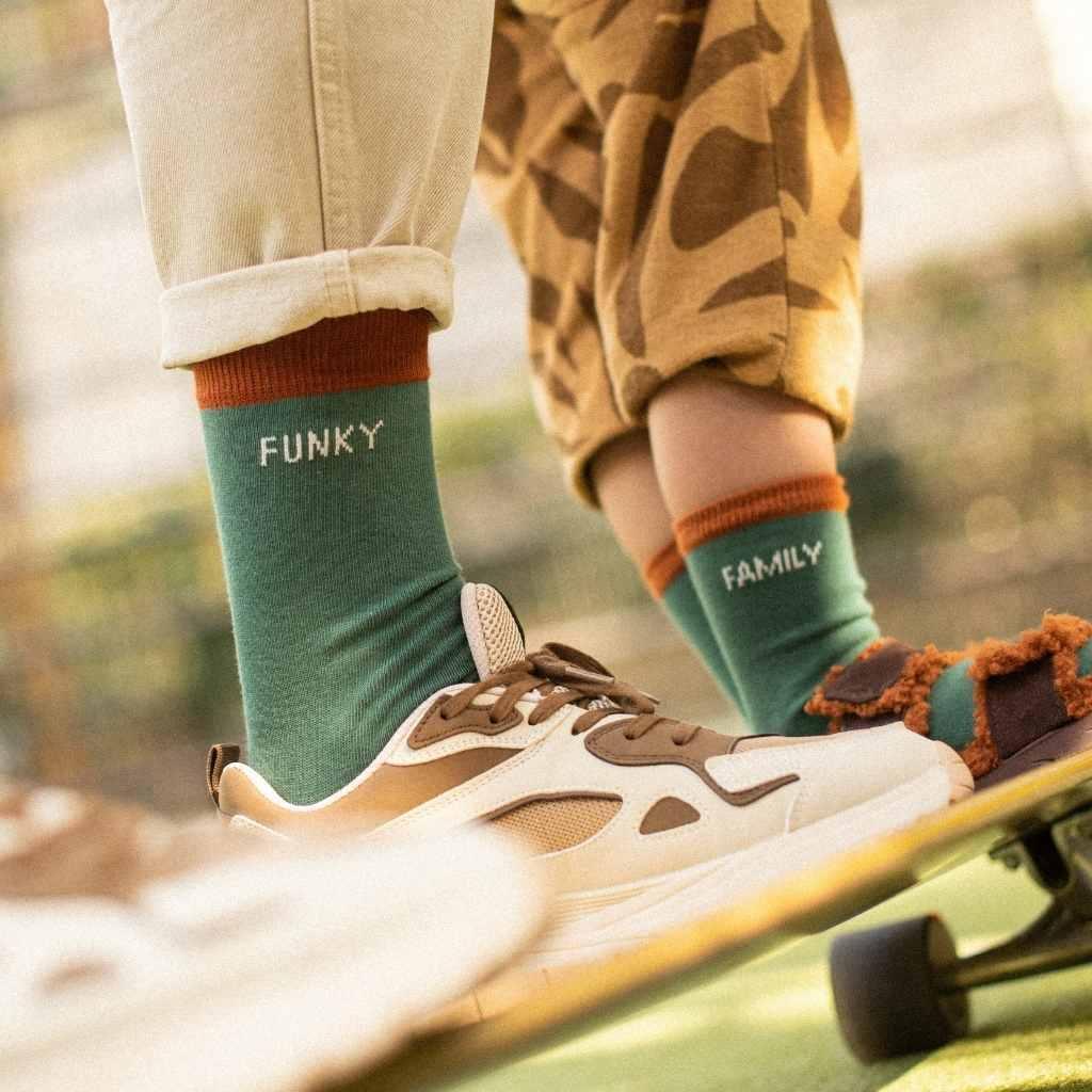 chaussettes-parent-enfant-chamaye-chaussettes-bebe-enfant-coffret-cadeau-naissance-cadeau-mere-fille-idee-cadeau-original-fete-des-peres-chaussettes-broderie-duo-parent-enfant-personnalisable-cadeau-famille-broderie-funky-family-cadeau-famille