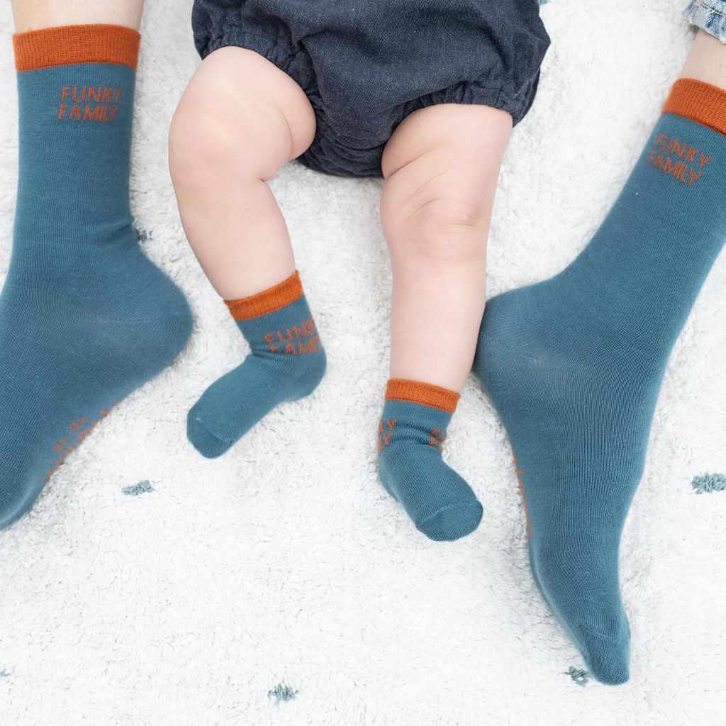 chaussettes-pere-fils-parent-enfant-chamaye-chaussettes-bebe-enfant-coffret-cadeau-naissance-cadeau-mere-fille-idee-cadeau-original-fete-des-peres-chaussettes-broderie-duo-parent-enfant-personnalisable-cadeau-famille-broderie-cosmic-girl-assorti-casquette-pere-fille-cadeau-fete-des-peres-made-in-france