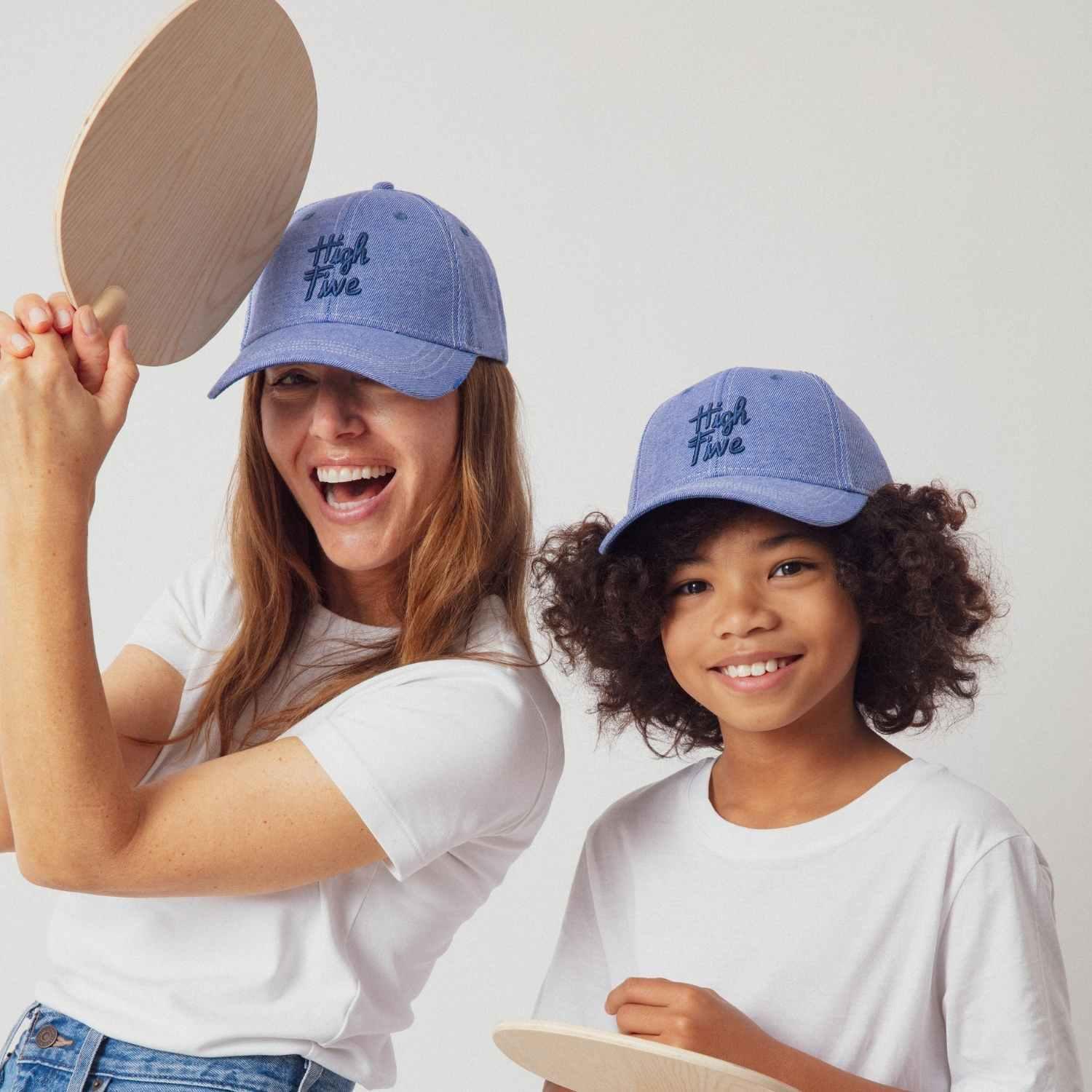 casquette-bebe-enfant-parent-chamaye-assorti-papa-maman-enfant-casquette-papa-fils-cadeau-fete-des-peres-casquette-mere-fille-cadeau-naissance-maman-bebe-cadeau-original-famille-casquette-personnalisable-broderie-high-five