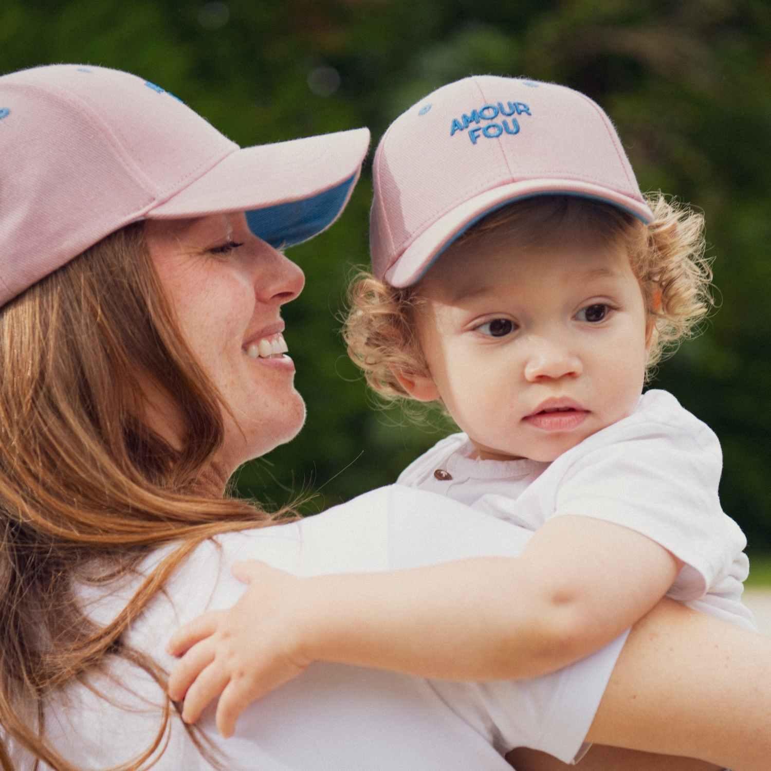 casquette-bebe-enfant-parent-chamaye-assorti-papa-maman-enfant-casquette-papa-fils-cadeau-fete-des-peres-casquette-mere-fille-cadeau-naissance-maman-bebe-cadeau-original-famille-casquette-personnalisable-broderie-amour-fou