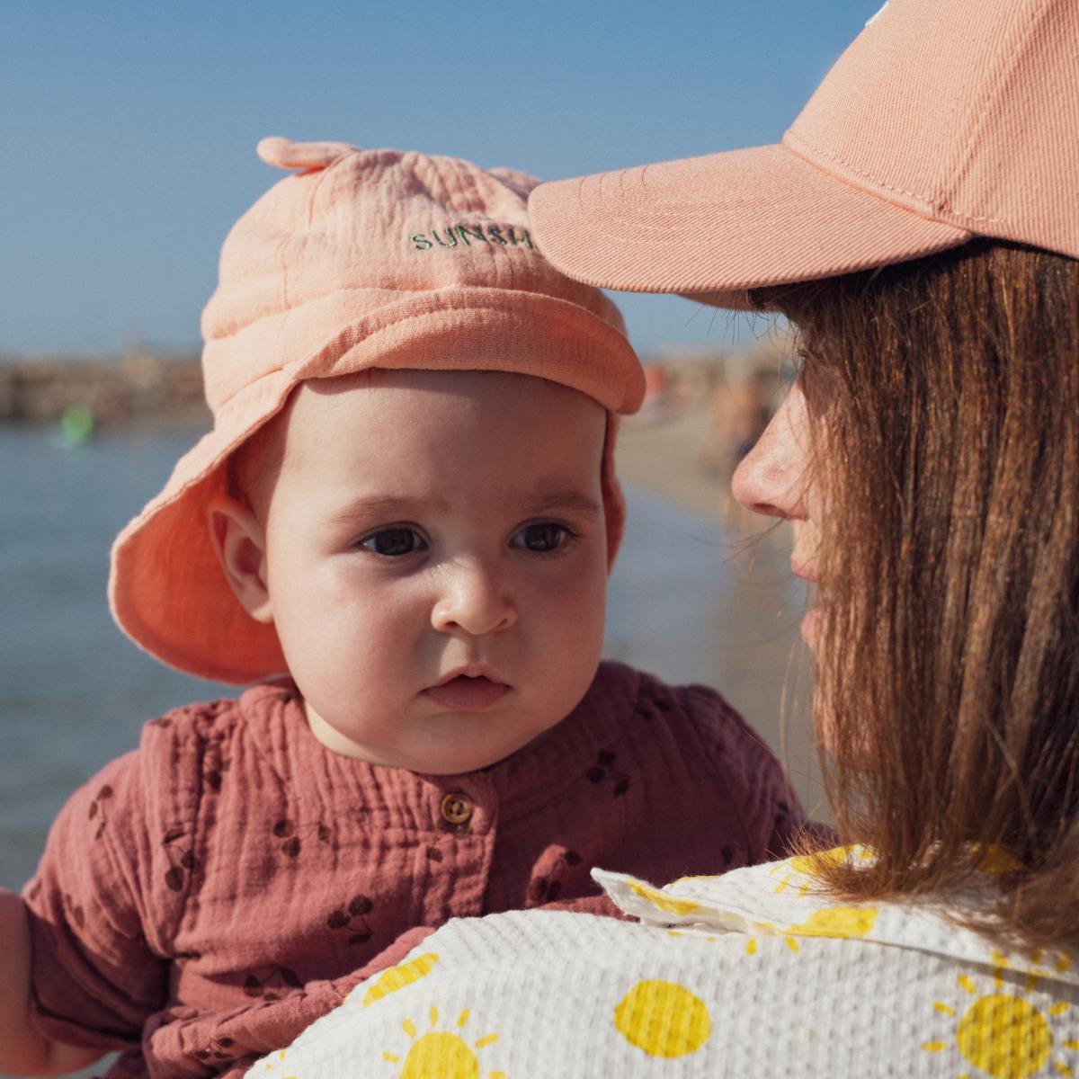 chapeau-soleil-bebe-enfant-parent-chamaye-assorti-papa-maman-enfant-trousse-papa-fils-cadeau-naissance-maman-bebe-cadeau-original-famille-chapeau-personnalisable-broderie-petit-sunshine