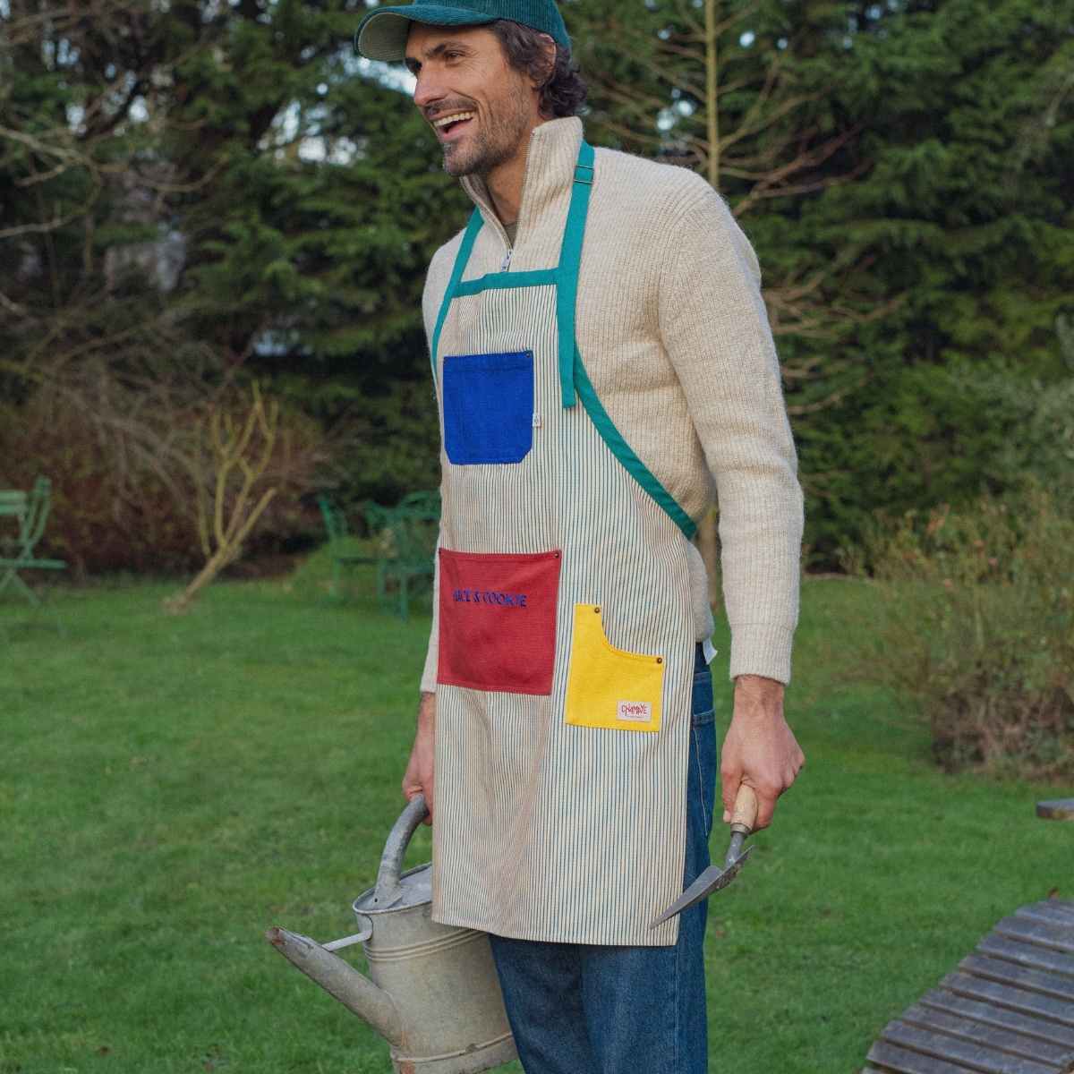  tablier-enfant-papa-maman-chamaye-assorti-parent-enfant-tablier-papa-fils-cadeau-fete-des-peres-bonnet-mere-fille-cadeau-naissance-maman-matchy-matchy-cadeau-original-famille-broderie-peace-and-cookie