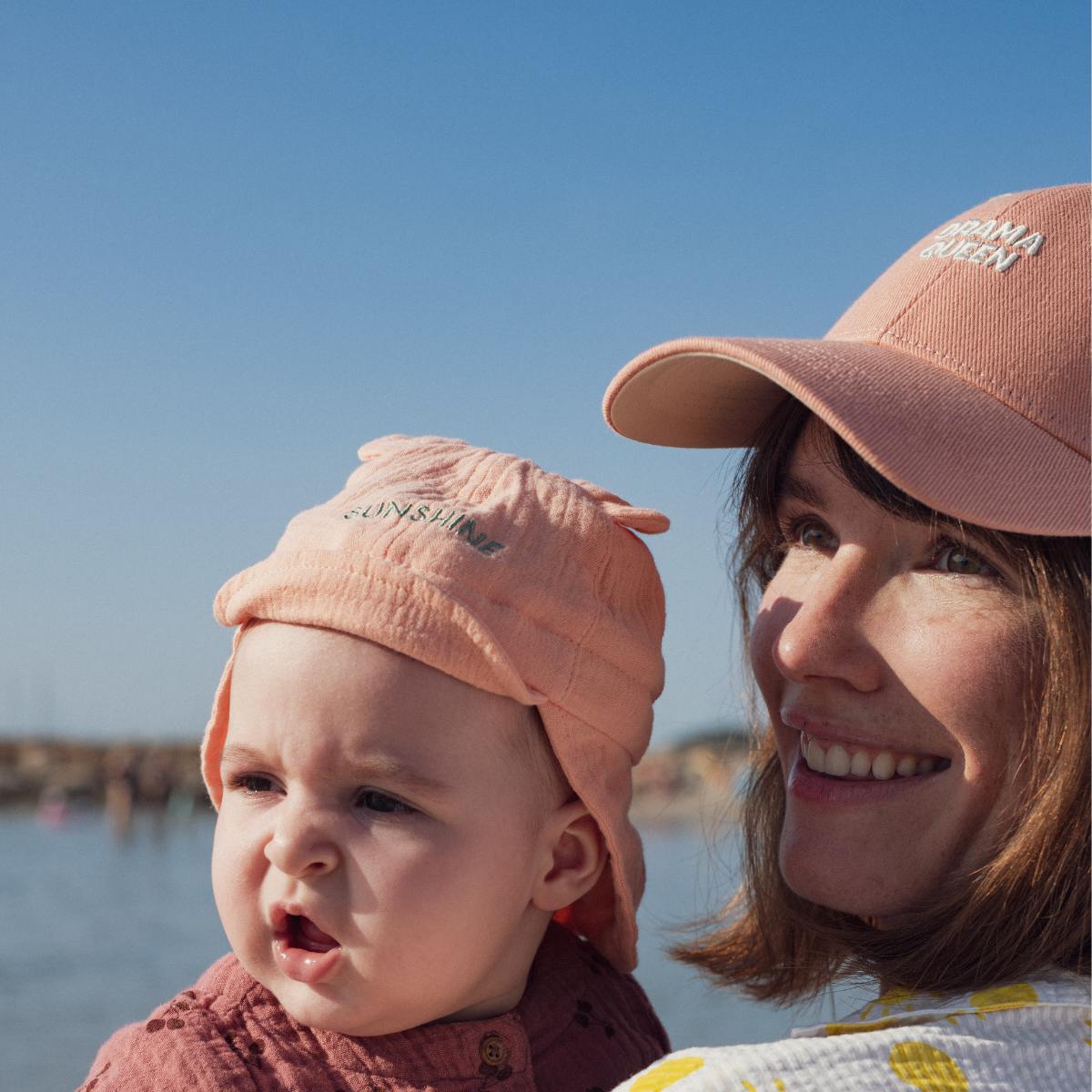 casquette-drama-queen-bebe-enfant-parent-chamaye-assorti-papa-maman-enfant-cabas-papa-fils-cadeau-naissance-maman-bebe-cadeau-original-famille-personnalisable-broderie