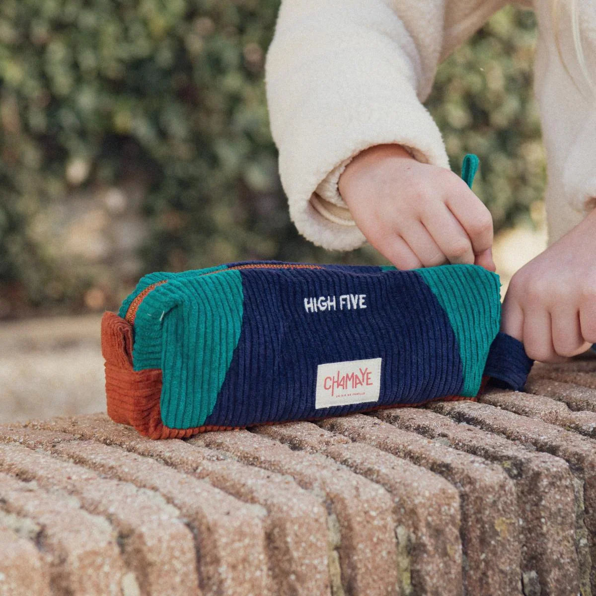 trousse-ecole-enfant-velours-cotele-trousse--mixte-enfant-cadeau-hiver-maman-enfant-cadeau-anniversaire-petit-garcon-matchy-matchy-cadeau-famille-cadeau-pere-fils-original-cadeau-mere-fille-pratique-matchy-matchy-cadeaux-noel-famille-marque-francaise-high-five-bleu