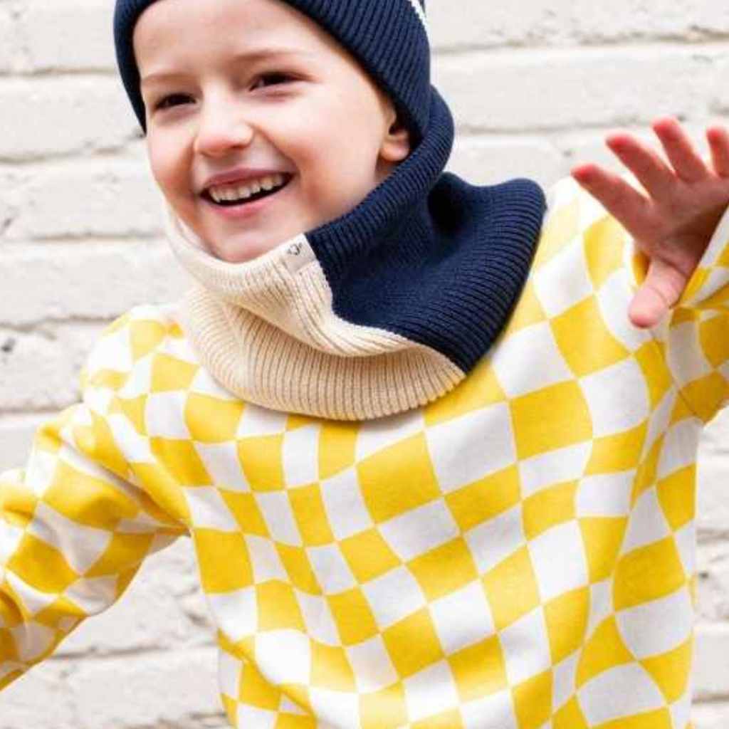 snood-enfant-bebe-coton-biologique-hiver-bebe-casquette-bebe-enfant-parent-chamaye-assorti-papa-maman-enfant-casquette-papa-fils-cadeau-fete-des-peres-casquette-mere-fille-cadeau-naissance-maman-bebe-cadeau-original-famille-casquette-personnalisable-broderie-cosmic-girl-cadeau-jeune-maman-maternite-cadeau-naissance-original-jeune-parent-casquette-fille-rose-velours-cotelemarque-francaise-production-ecoresponsable 