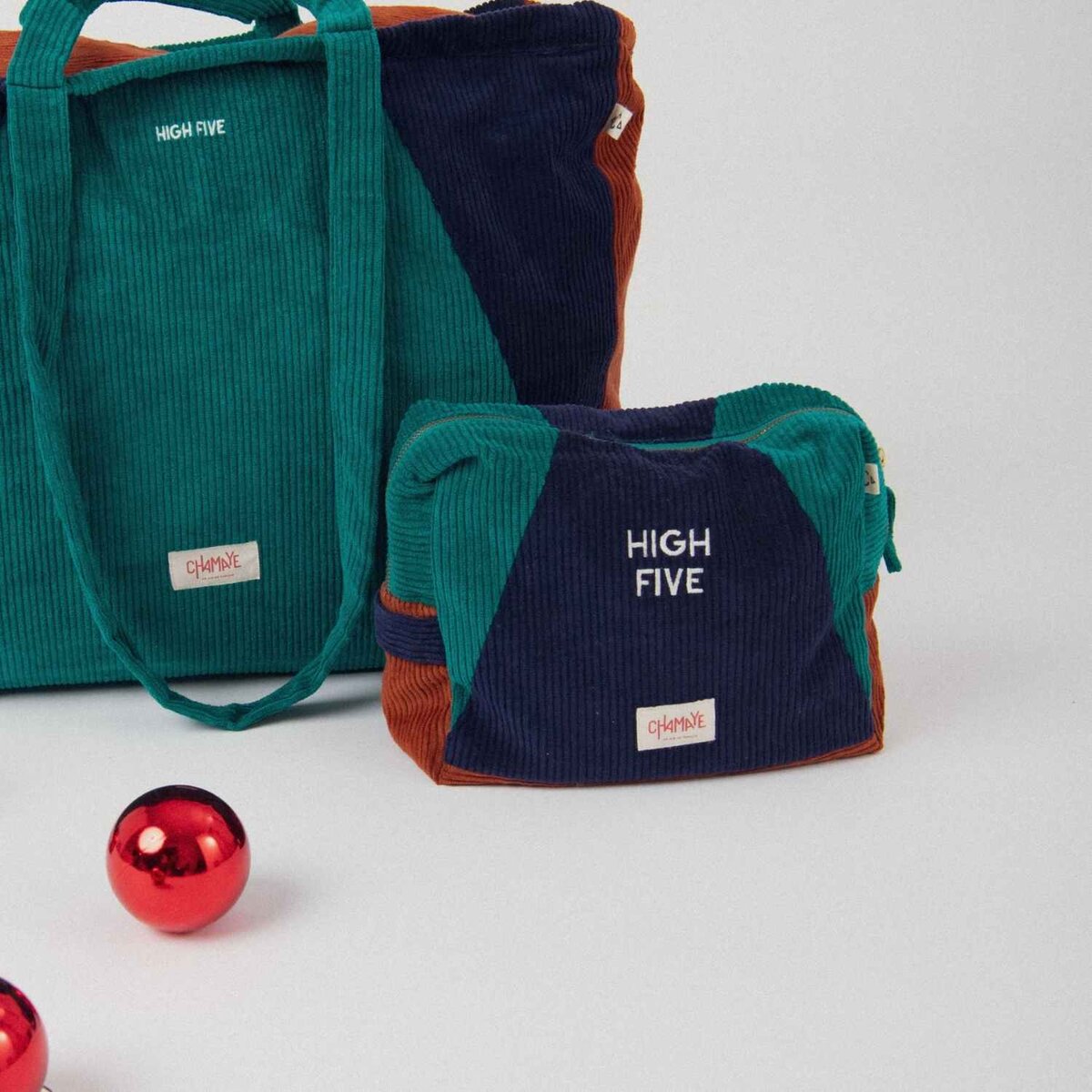 trousse-de-toilette-bebe-enfant-chamaye-assorti-papa-maman-enfant-casquette-papa-fils-cadeau-fete-des-peres-casquette-mere-fille-cadeau-naissance-maman-bebe-cadeau-original-famille-casquette-personnalisable-broderie-high-five-bleu-vert