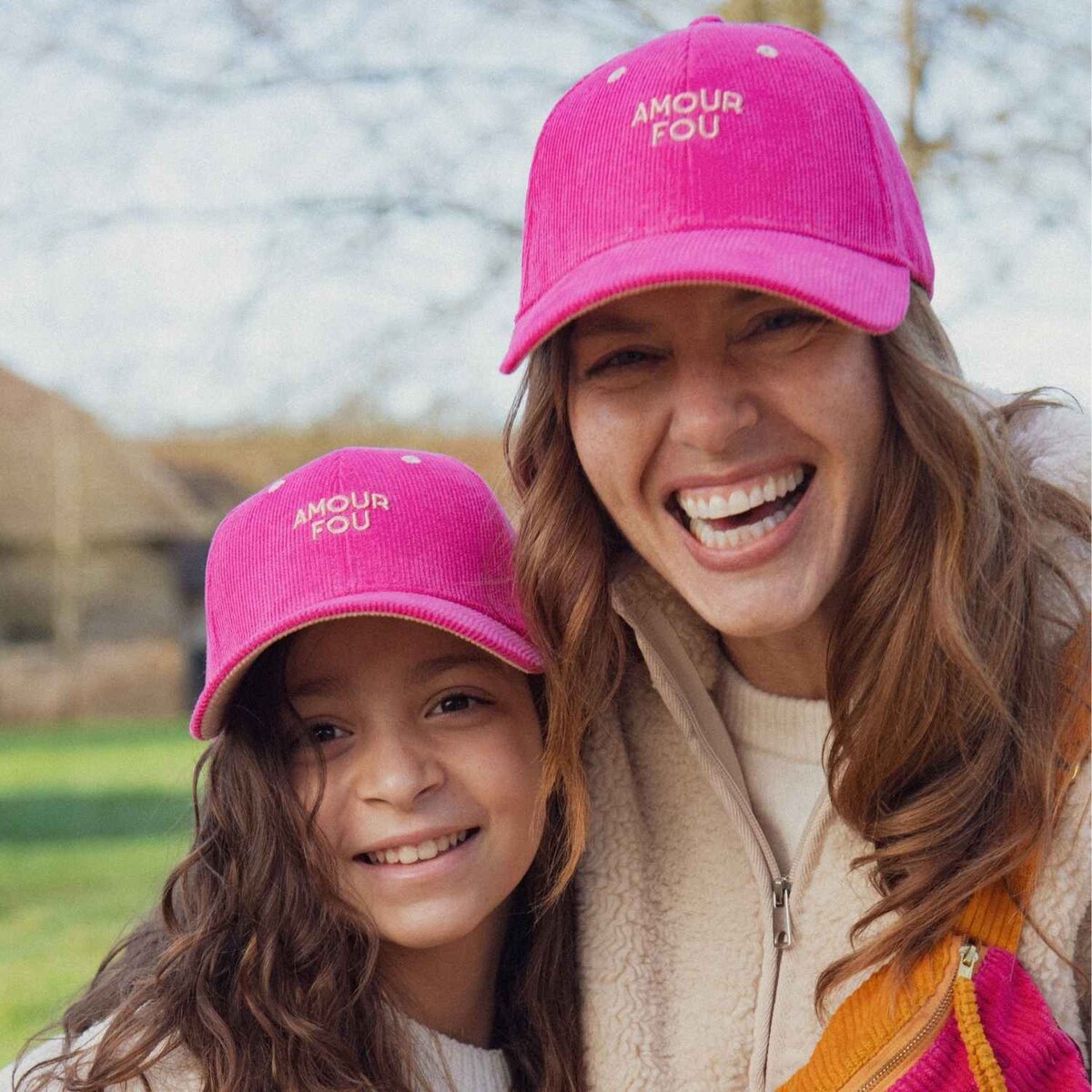 casquette-bebe-enfant-parent-chamaye-assorti-papa-maman-enfant-casquette-papa-fils-cadeau-fete-des-peres-casquette-mere-fille-cadeau-naissance-maman-bebe-cadeau-original-famille-casquette-personnalisable-broderie-amour-fou-rose