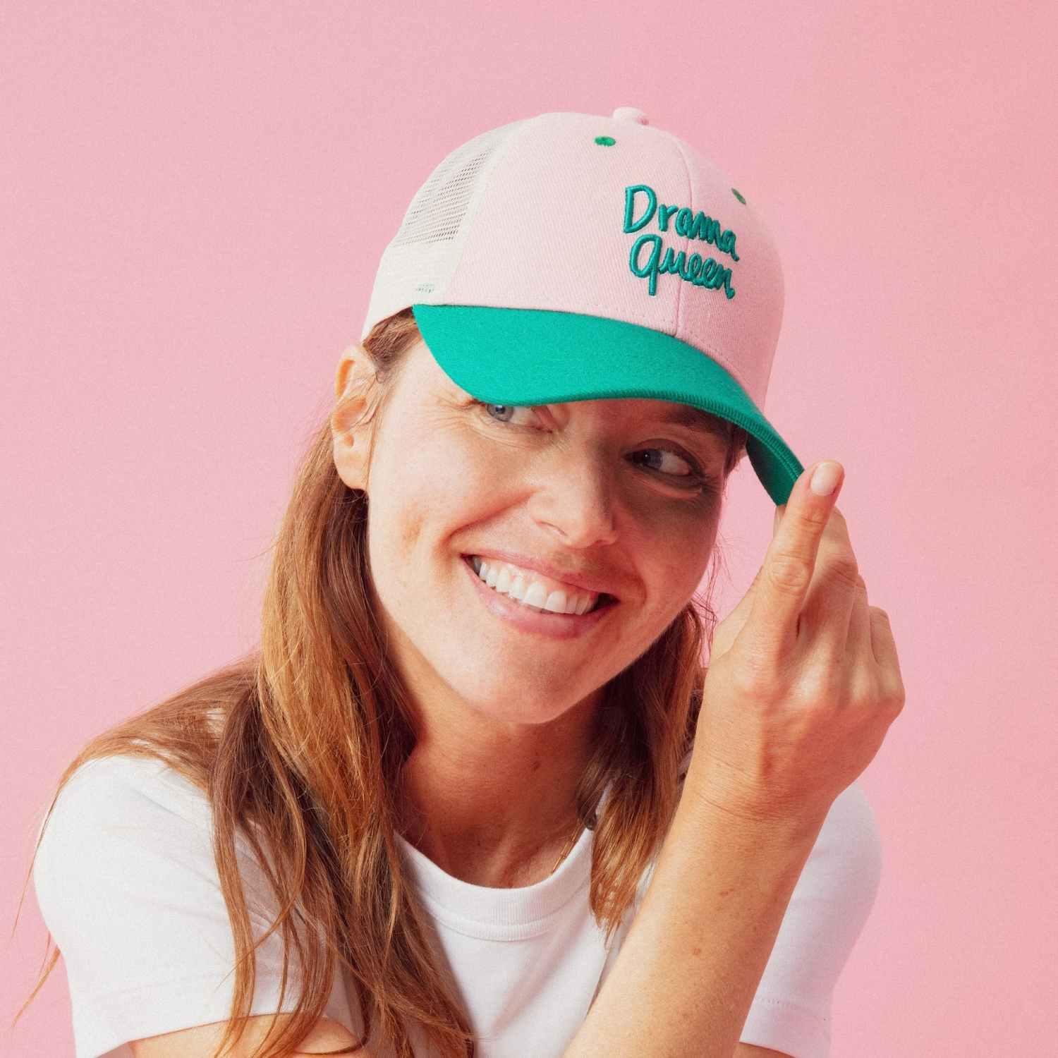 casquette-bebe-enfant-parent-chamaye-assorti-papa-maman-enfant-casquette-papa-fils-cadeau-fete-des-peres-casquette-mere-fille-cadeau-naissance-maman-bebe-cadeau-original-famille-casquette-personnalisable-broderie-drama-queen-trucker