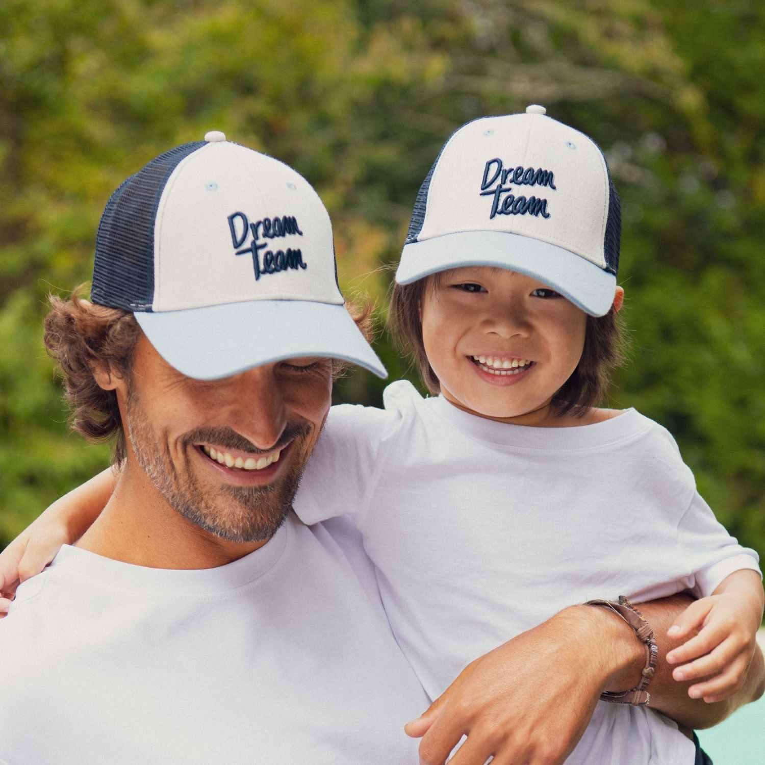 casquette-bebe-enfant-parent-chamaye-assorti-papa-maman-enfant-casquette-papa-fils-cadeau-fete-des-peres-casquette-mere-fille-cadeau-naissance-maman-bebe-cadeau-original-famille-casquette-personnalisable-broderie-dream-team-trucker