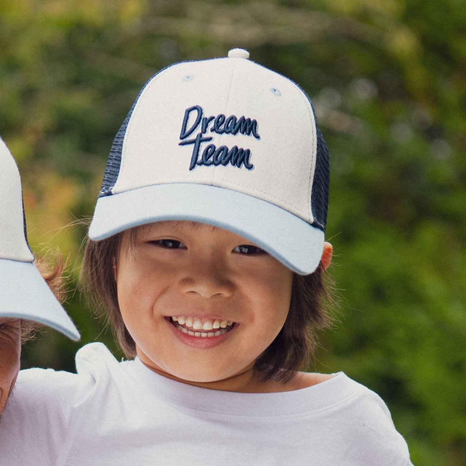 casquette-bebe-enfant-parent-chamaye-assorti-papa-maman-enfant-casquette-papa-fils-cadeau-fete-des-peres-casquette-mere-fille-cadeau-naissance-maman-bebe-cadeau-original-famille-casquette-personnalisable-broderie-dream-team-trucker