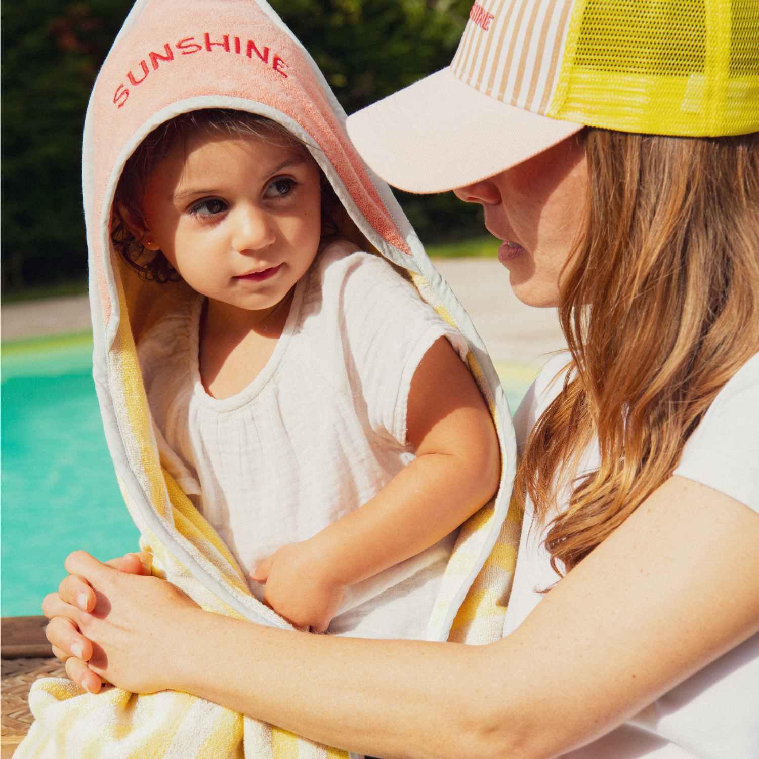 serviette-bebe-enfant-éponge-chamaye-assorti-papa-maman-enfant-casquette-papa-fils-cadeau-fete-des-peres-casquette-mere-fille-cadeau-naissance-maman-bebe-cadeau-original-famille-casquette-personnalisable-broderie-sunshine