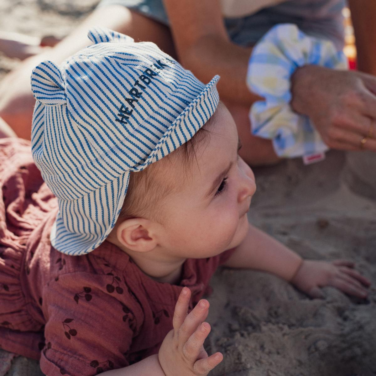 chapeau-soleil-bebe-enfant-parent-chamaye-assorti-papa-maman-enfant-trousse-papa-fils-cadeau-naissance-maman-bebe-cadeau-original-famille-chapeau-personnalisable-broderie-heartbreaker