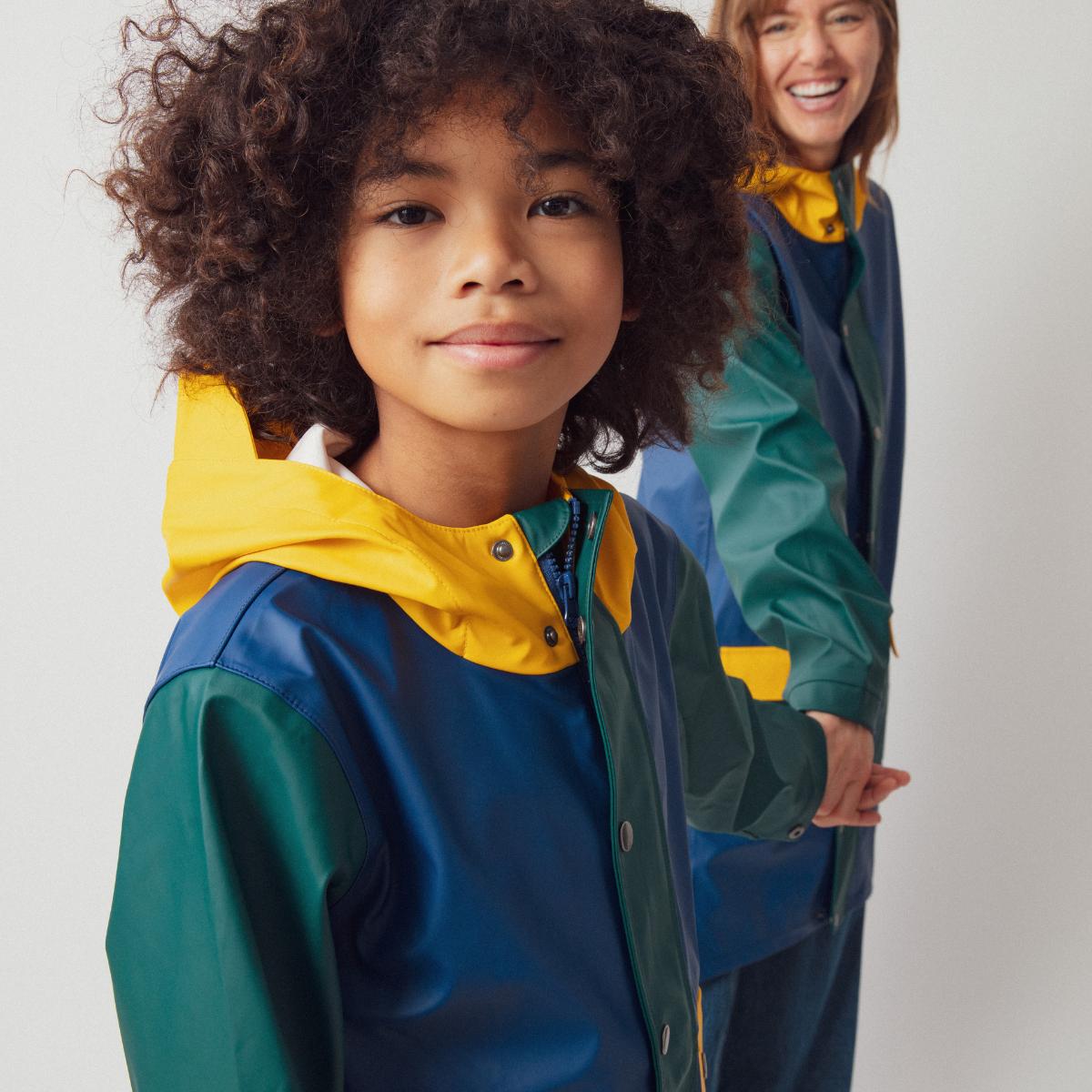 impermeable-mixte-pluie-papa-maman-chamaye-assorti-parent-enfant-kway-papa-fils-cadeau-fete-des-peres-imperméable-mere-fille-cadeau-maman-bebe-matchy-matchy-cadeau-original-famille-broderie-high-five