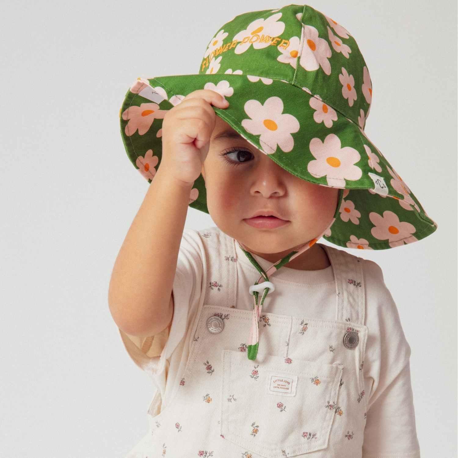 chapeau-bebe-enfant-soleil-chamaye-assorti-papa-maman-enfant-casquette-papa-fils-cadeau-fete-des-peres-casquette-mere-fille-cadeau-naissance-maman-bebe-cadeau-original-famille-casquette-personnalisable-broderie-flower-power