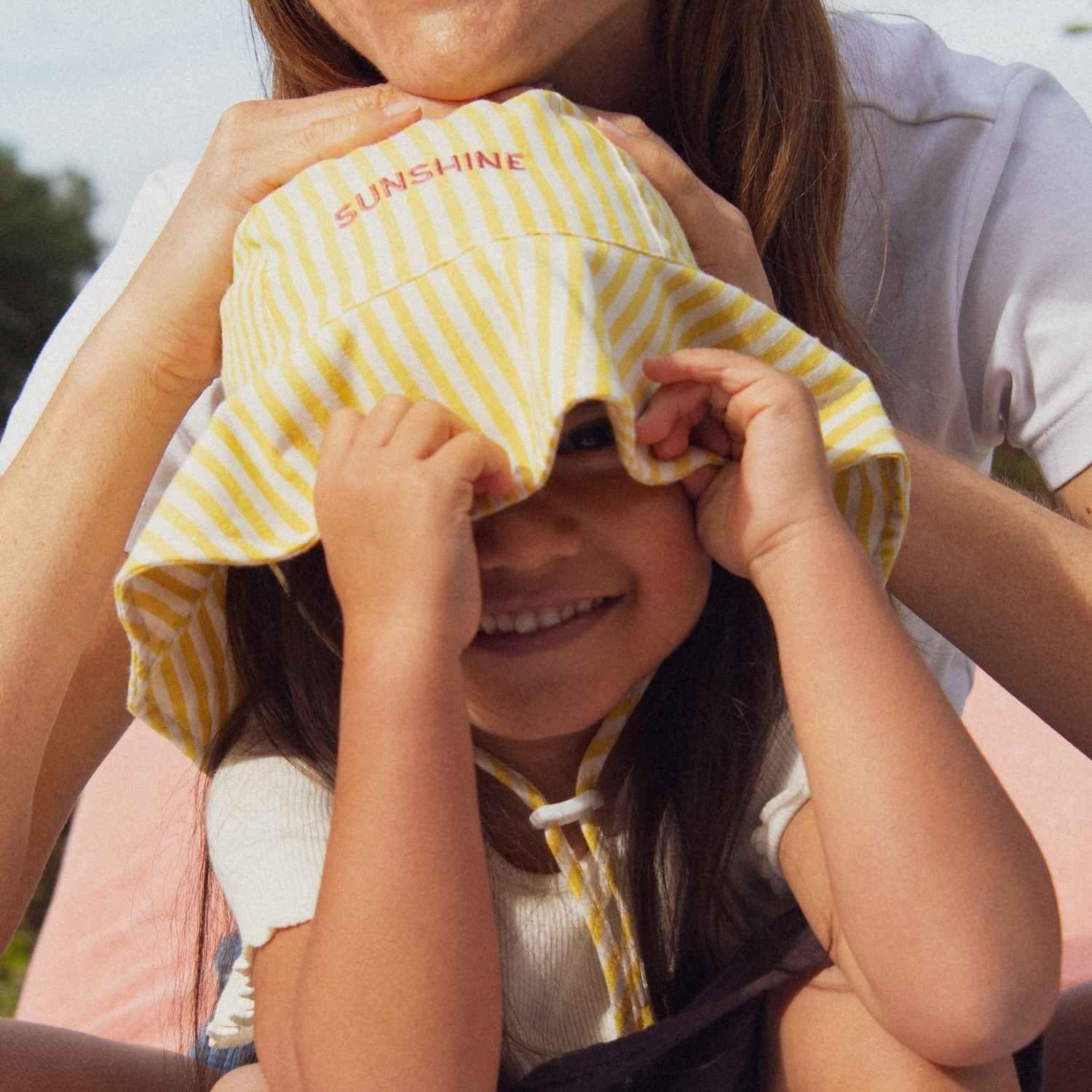 chapeau-bebe-enfant-soleil-chamaye-assorti-papa-maman-enfant-casquette-papa-fils-cadeau-fete-des-peres-casquette-mere-fille-cadeau-naissance-maman-bebe-cadeau-original-famille-casquette-personnalisable-broderie-sunshine