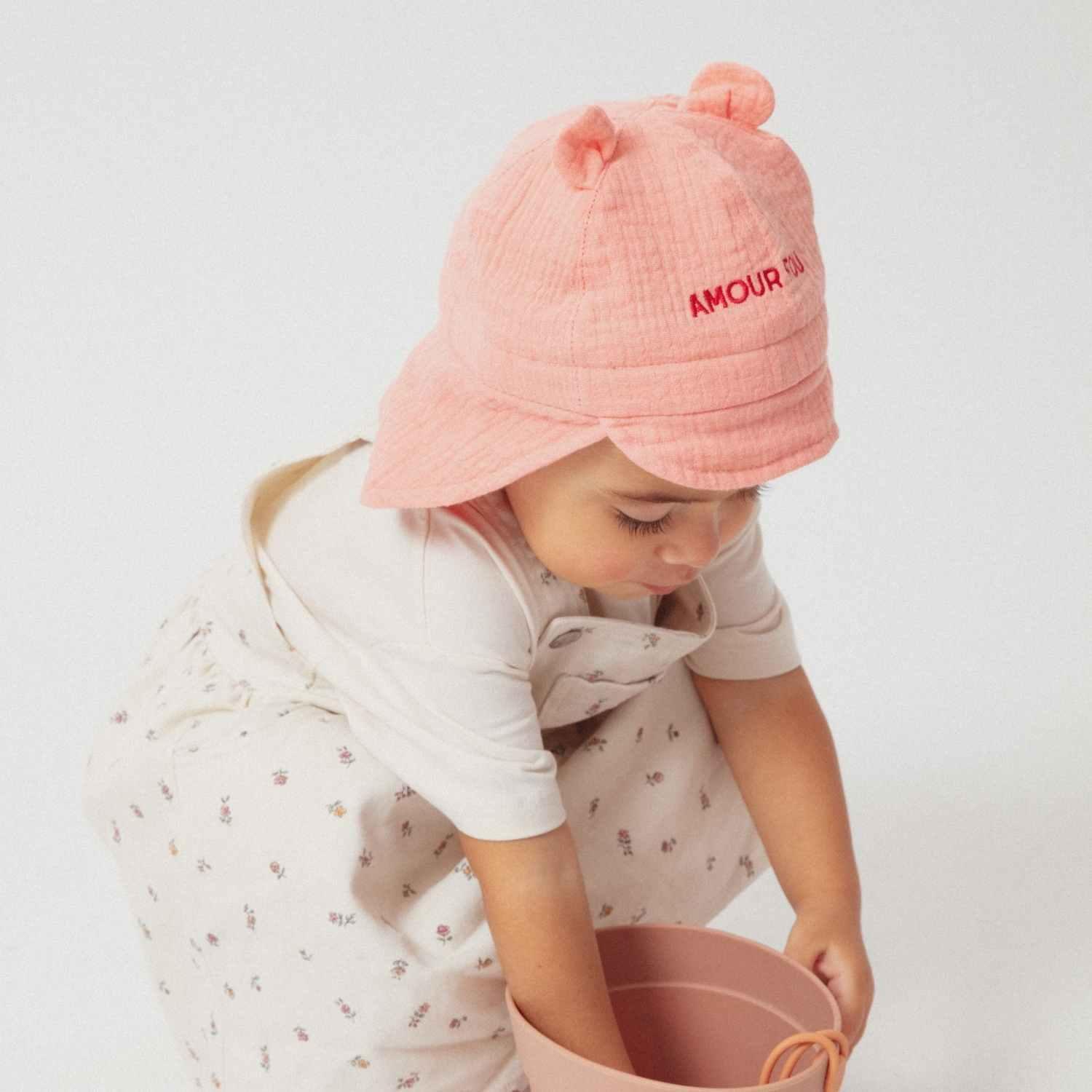 chapeau-bebe-enfant-soleil-chamaye-assorti-papa-maman-enfant-casquette-papa-fils-cadeau-fete-des-peres-casquette-mere-fille-cadeau-naissance-maman-bebe-cadeau-original-famille-casquette-personnalisable-broderie-amour-fou