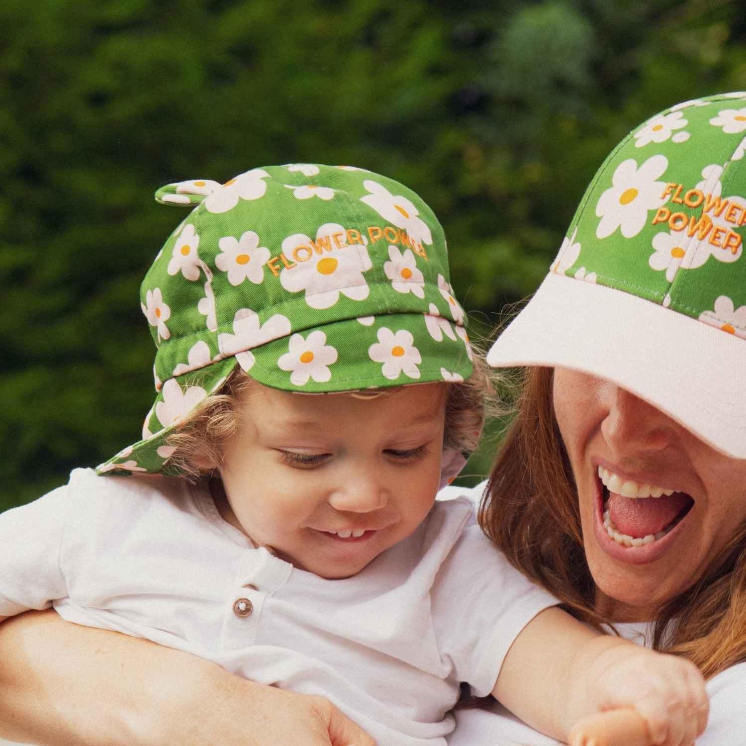 chapeau-bebe-enfant-soleil-chamaye-assorti-papa-maman-enfant-casquette-papa-fils-cadeau-fete-des-peres-casquette-mere-fille-cadeau-naissance-maman-bebe-cadeau-original-famille-casquette-personnalisable-broderie-flower-power