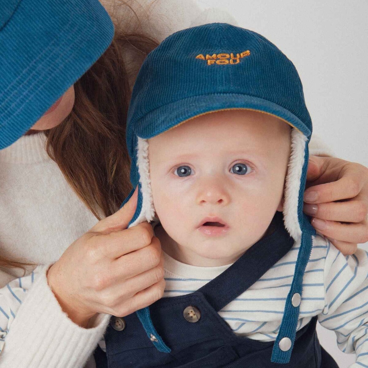 chapka-bebe-enfant-chamaye-assorti-papa-maman-enfant-casquette-papa-fils-cadeau-fete-des-peres-casquette-mere-fille-cadeau-naissance-maman-bebe-cadeau-original-famille-casquette-personnalisable-broderie-amour-fou-bleu