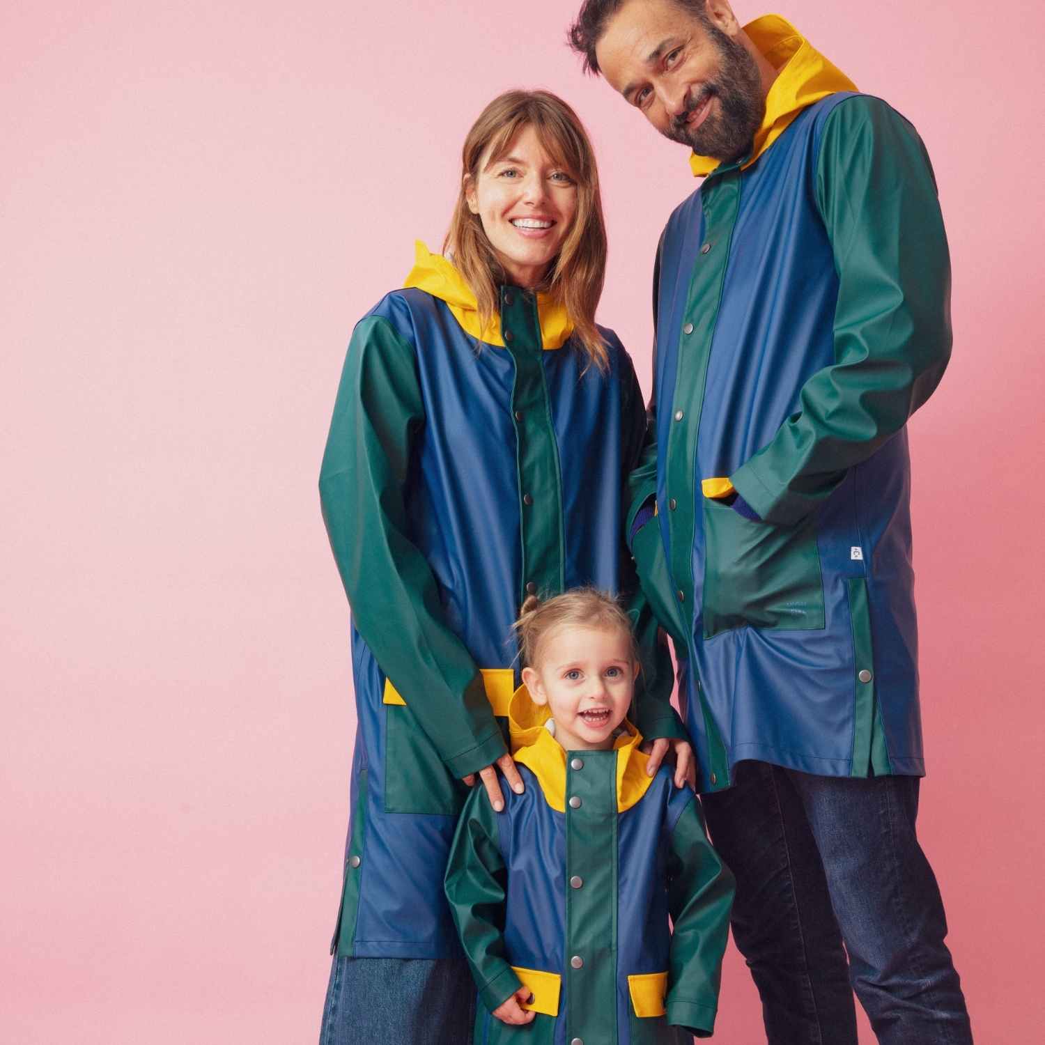 impermeable-mixte-pluie-papa-maman-chamaye-assorti-parent-enfant-kway-papa-fils-cadeau-fete-des-peres-imperméable-mere-fille-cadeau-maman-bebe-matchy-matchy-cadeau-original-famille-broderie-high-five